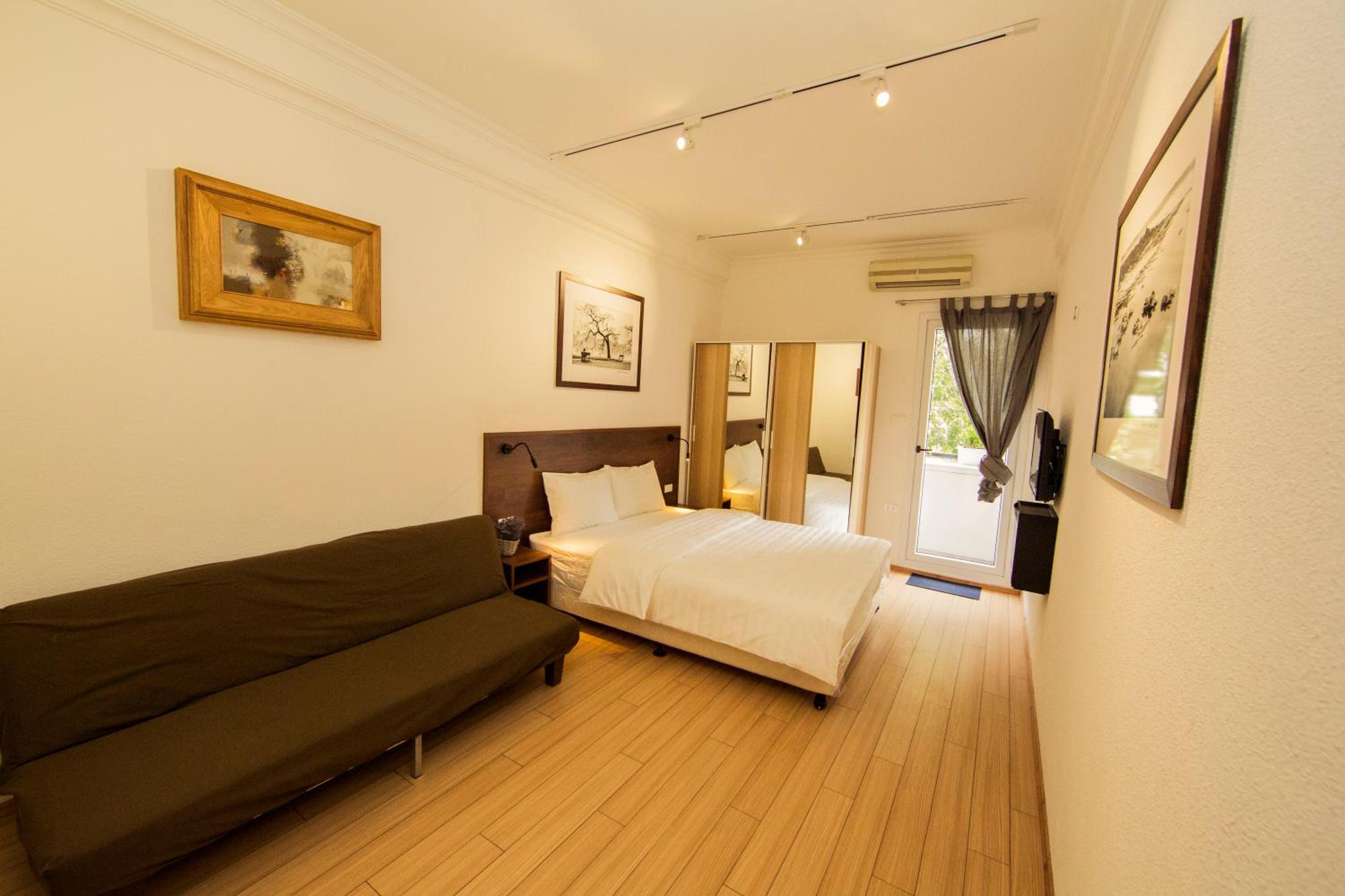 Elegant Studio Yet Kieu