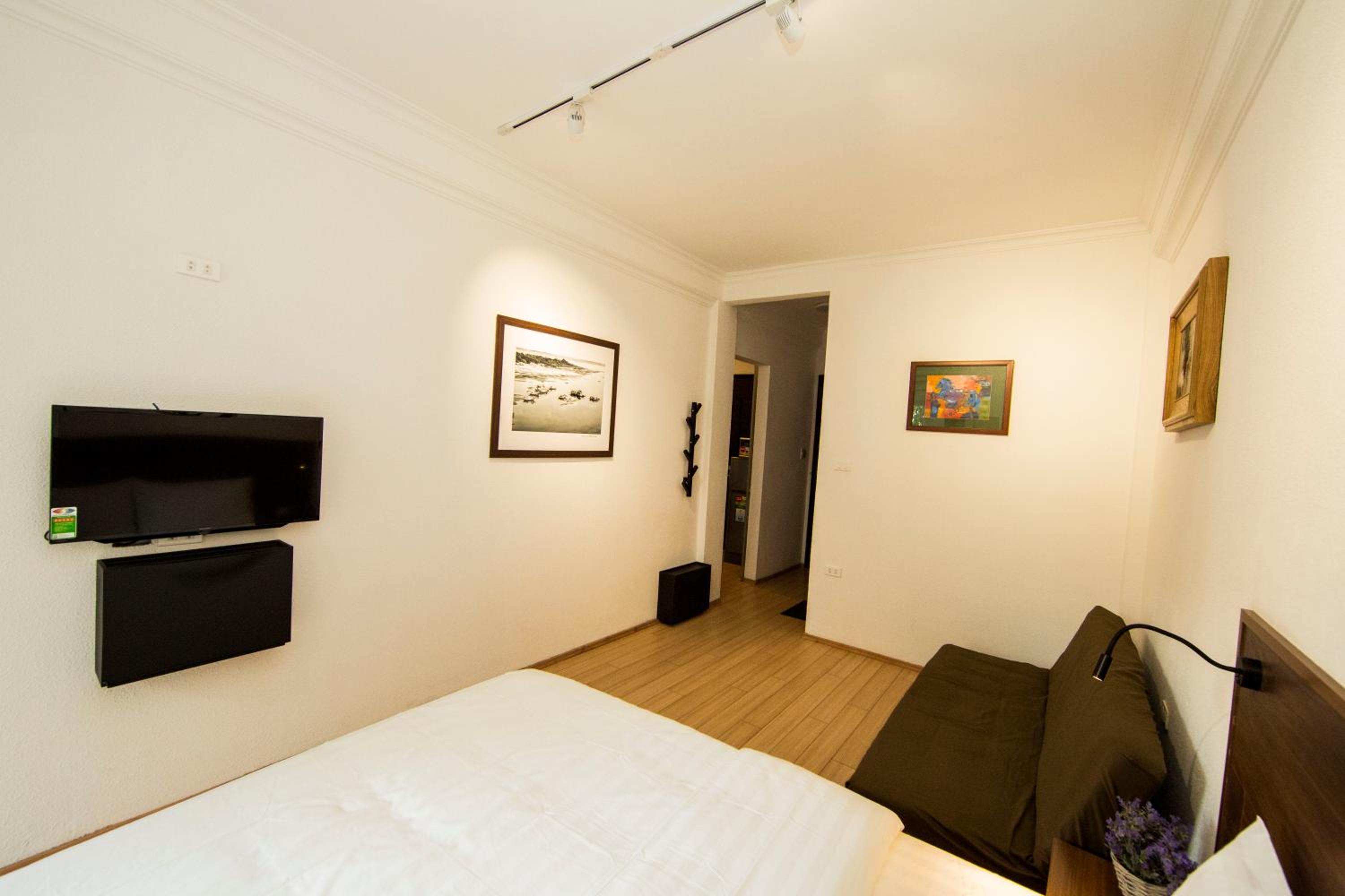 Elegant Studio Yet Kieu
