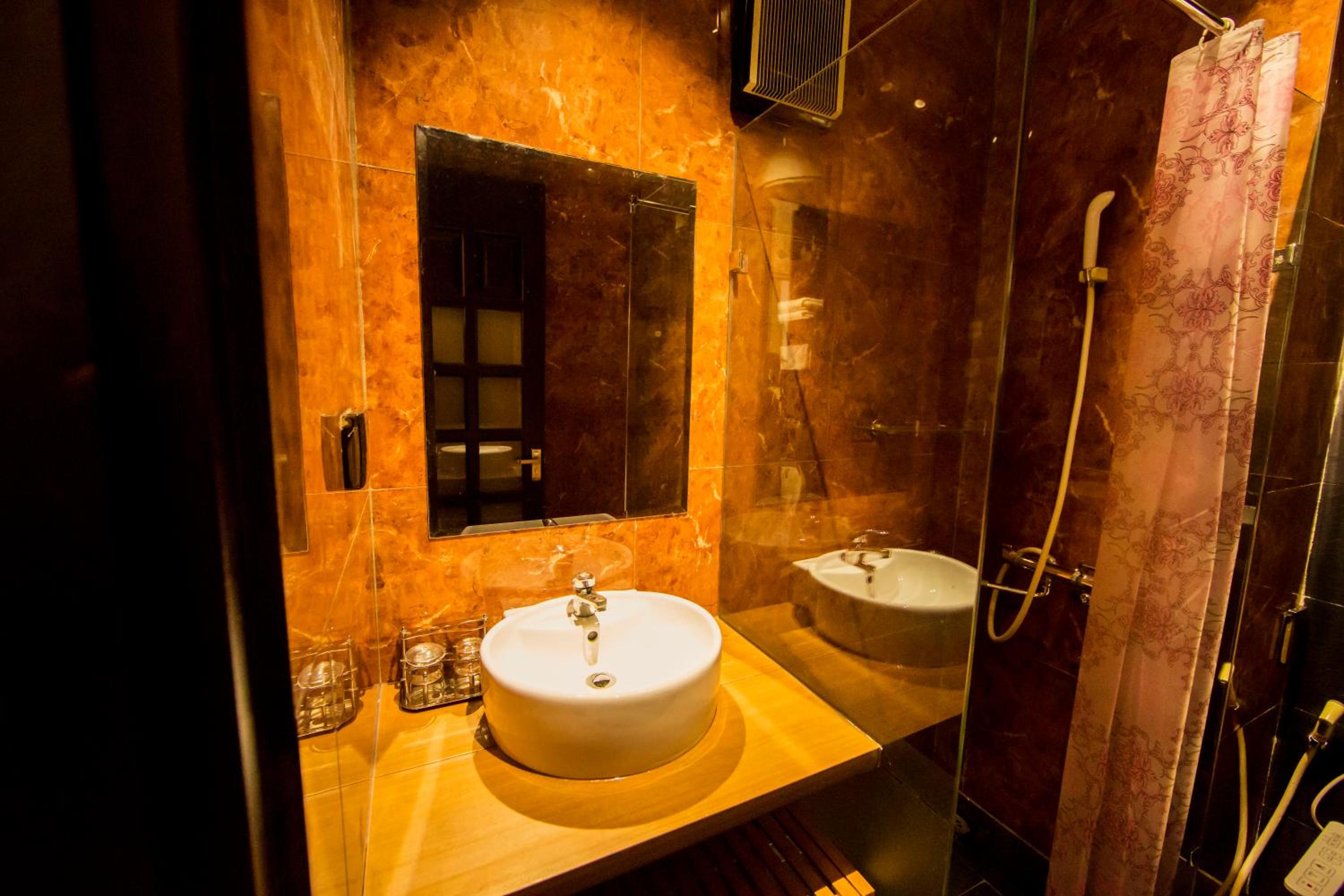 Elegant Studio Yet Kieu