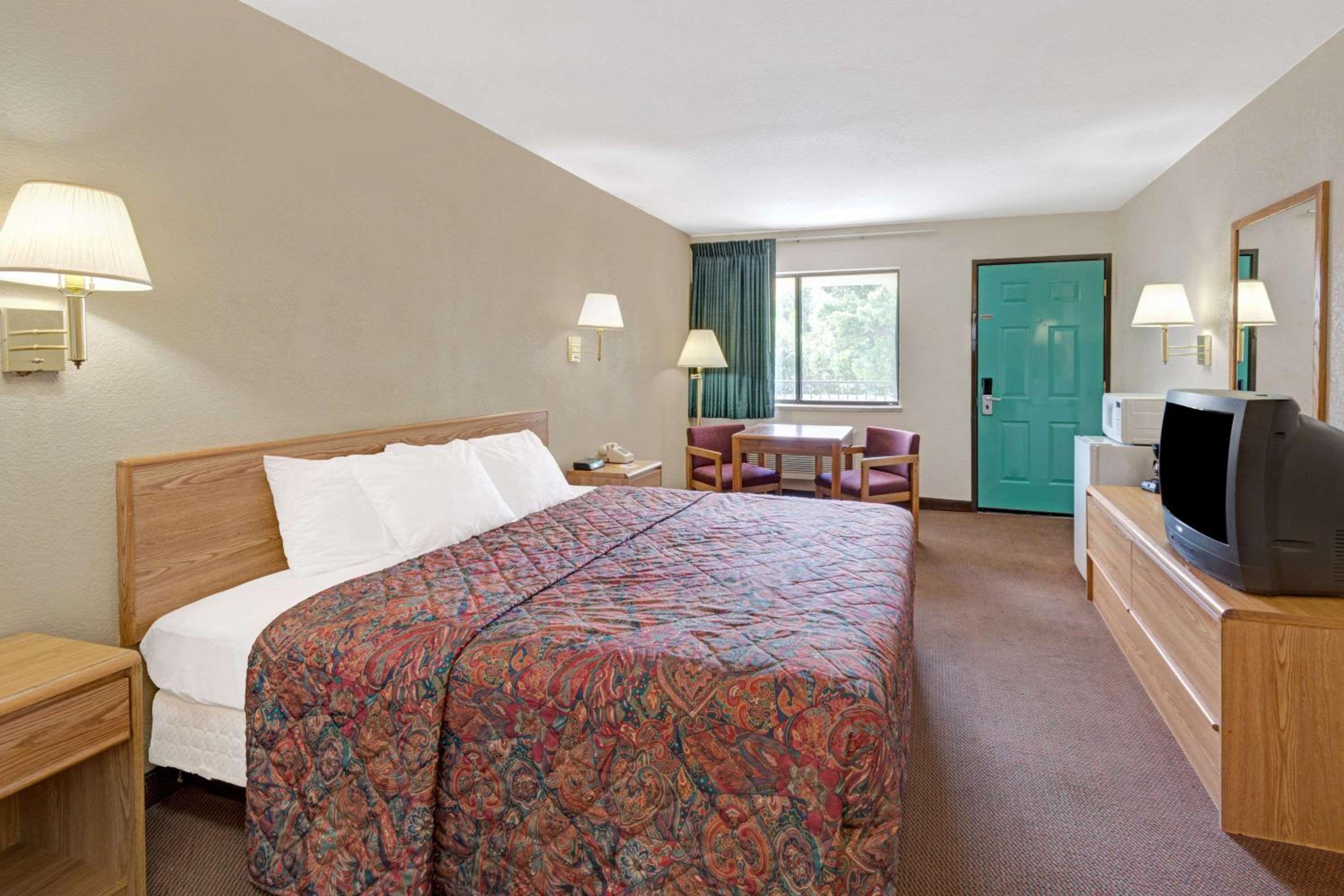 Days Inn by Wyndham Espanola view 4