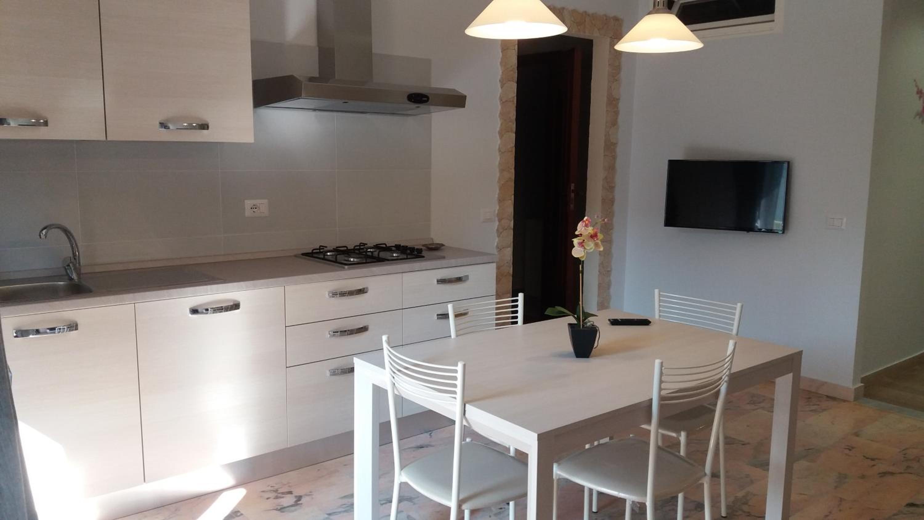 relax due passi dal mare en Spadafora — kitchen