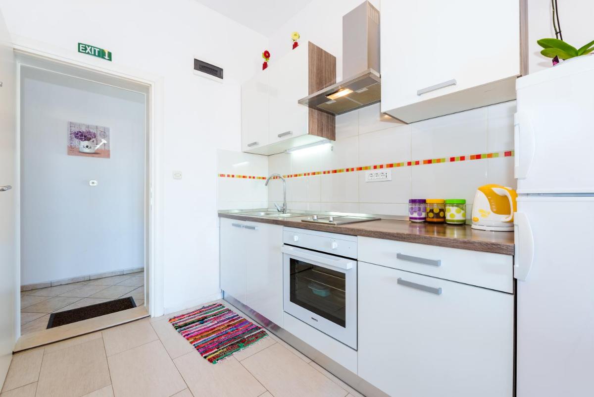 Apartment Yellow Story view 3