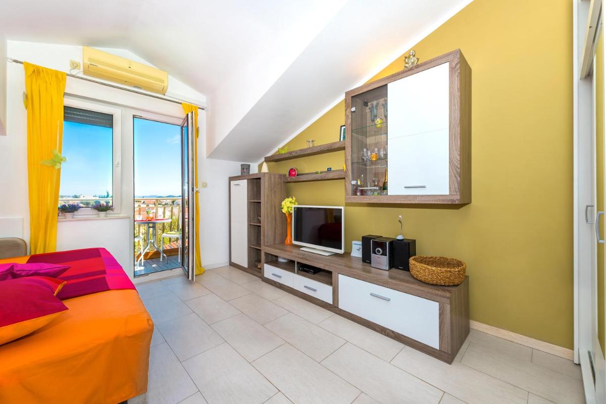 Apartment Yellow Story view 2