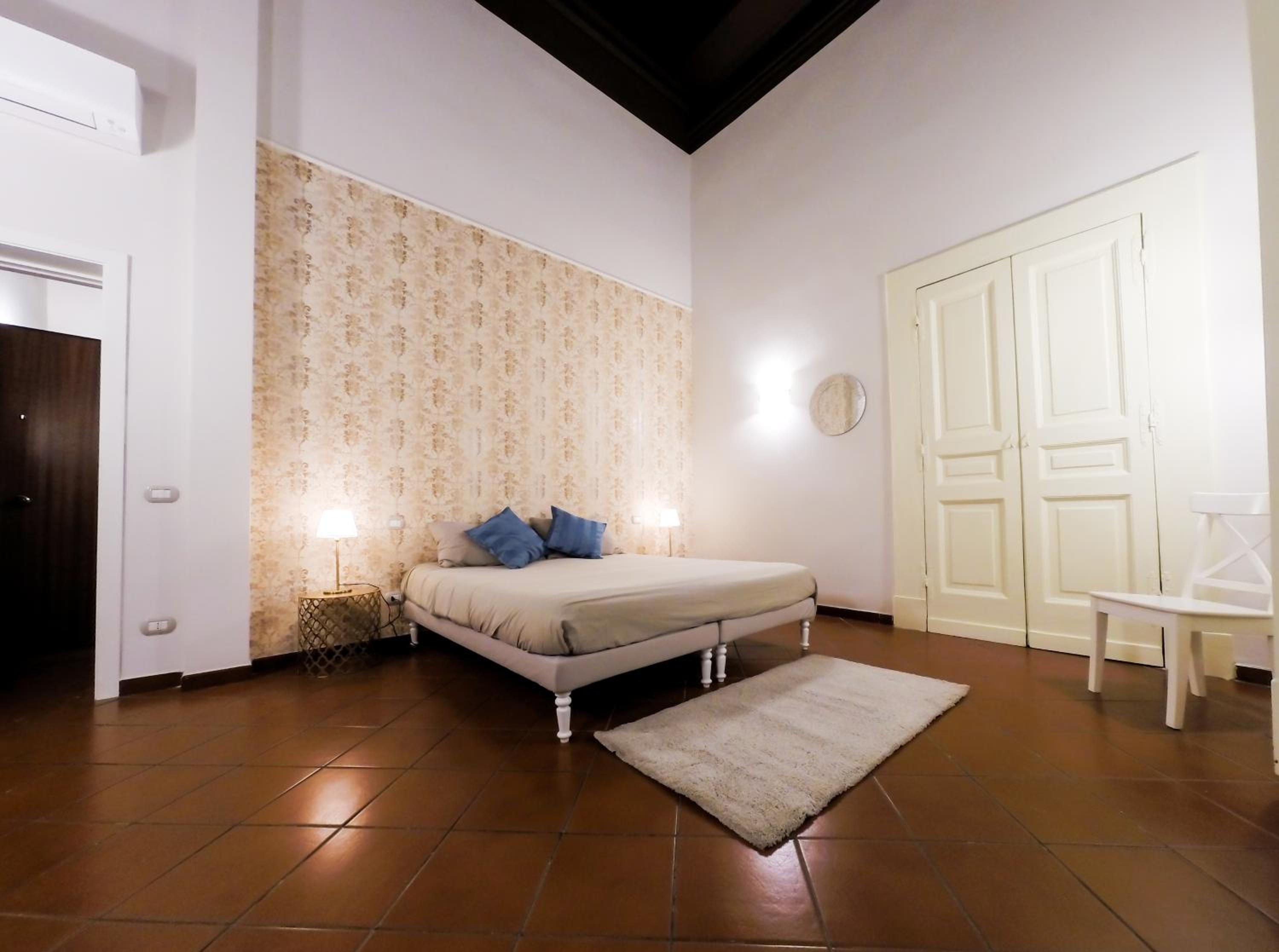Domus Donnaregina Apartments