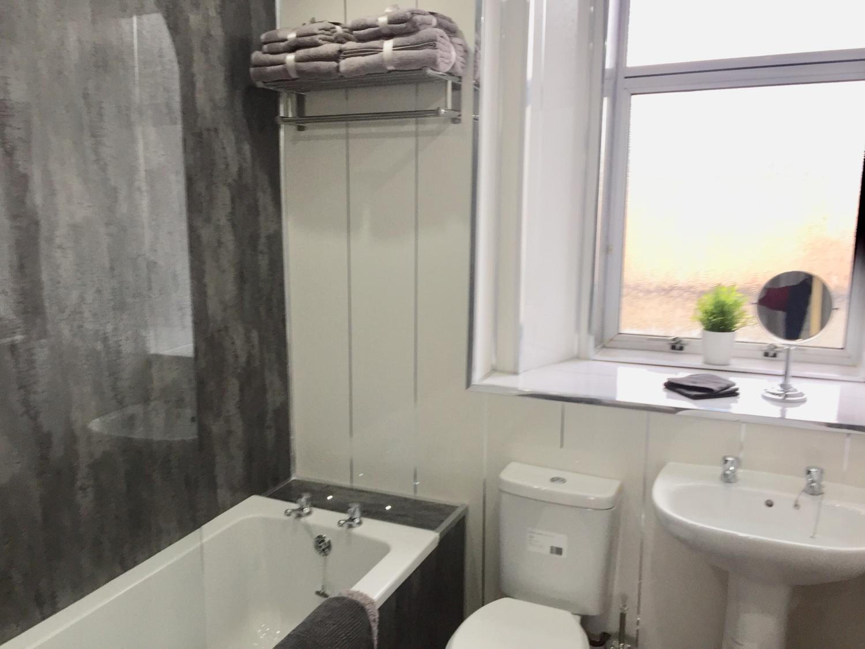 RIVER CLYDE VIEWS - PRIVATE & SPACIOUS APARTMENT, photo 9