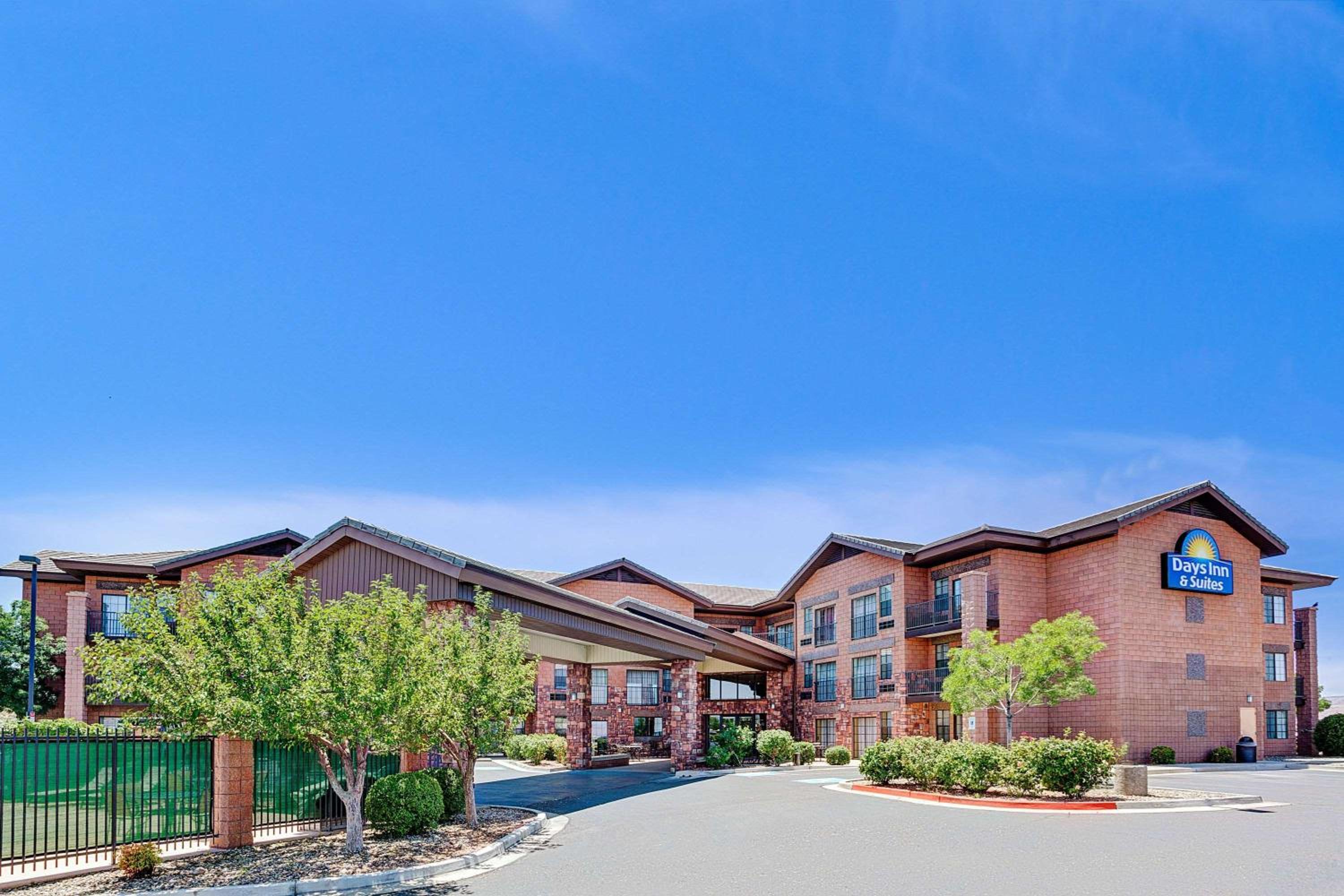 Page Vacations - Days Inn  Suites by Wyndham Page Lake Powell - Property Image 1