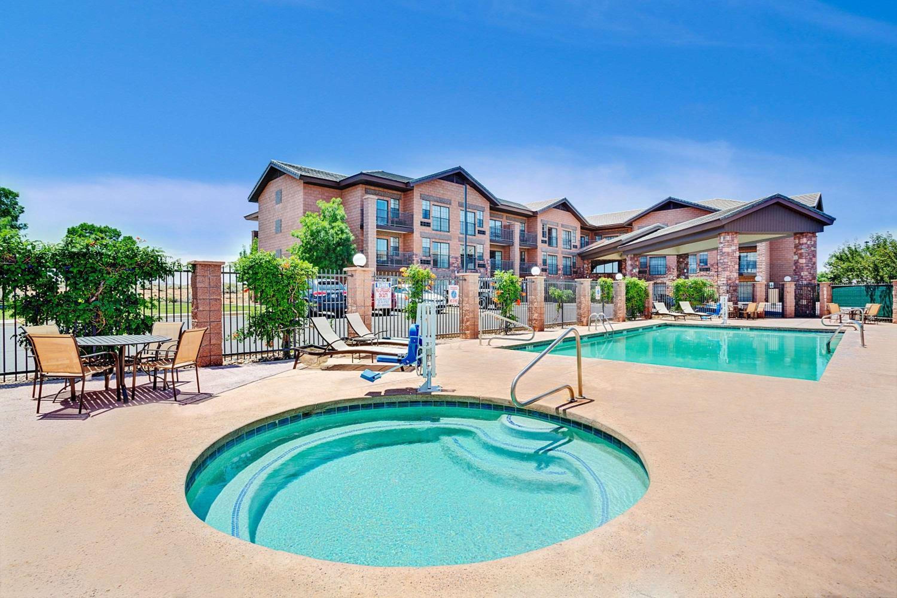 Page Vacations - Days Inn  Suites by Wyndham Page Lake Powell - Property Image 3
