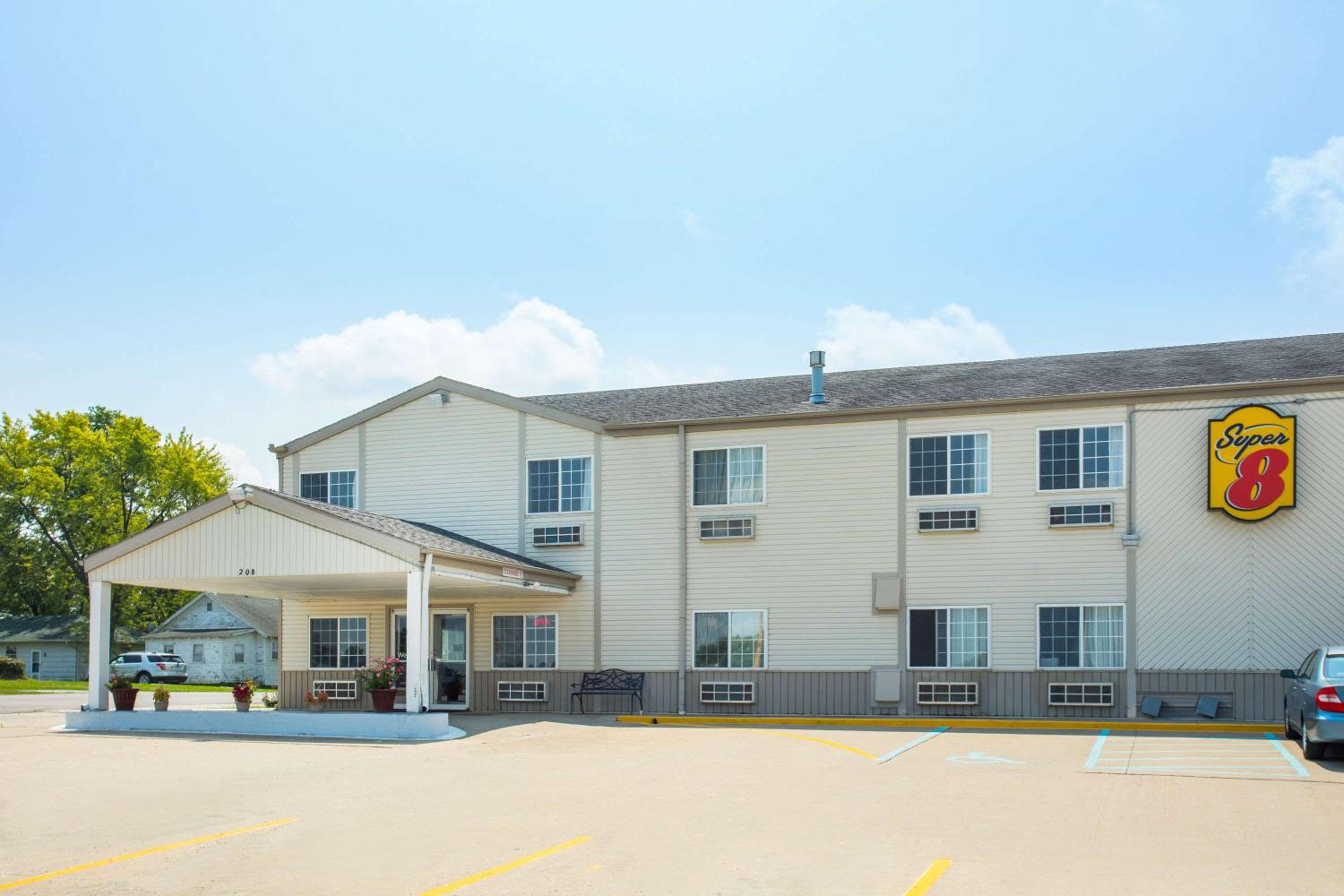 Super 8 by Wyndham Sweet Springs view 2