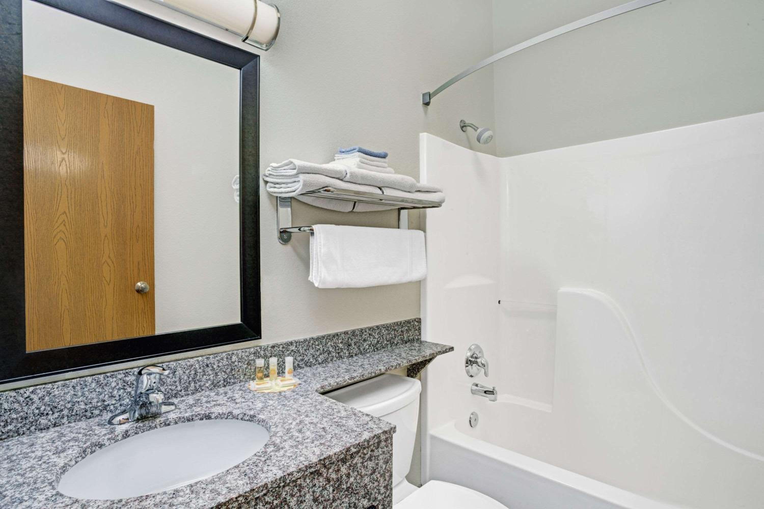 Page Vacations - Days Inn  Suites by Wyndham Page Lake Powell - Property Image 4