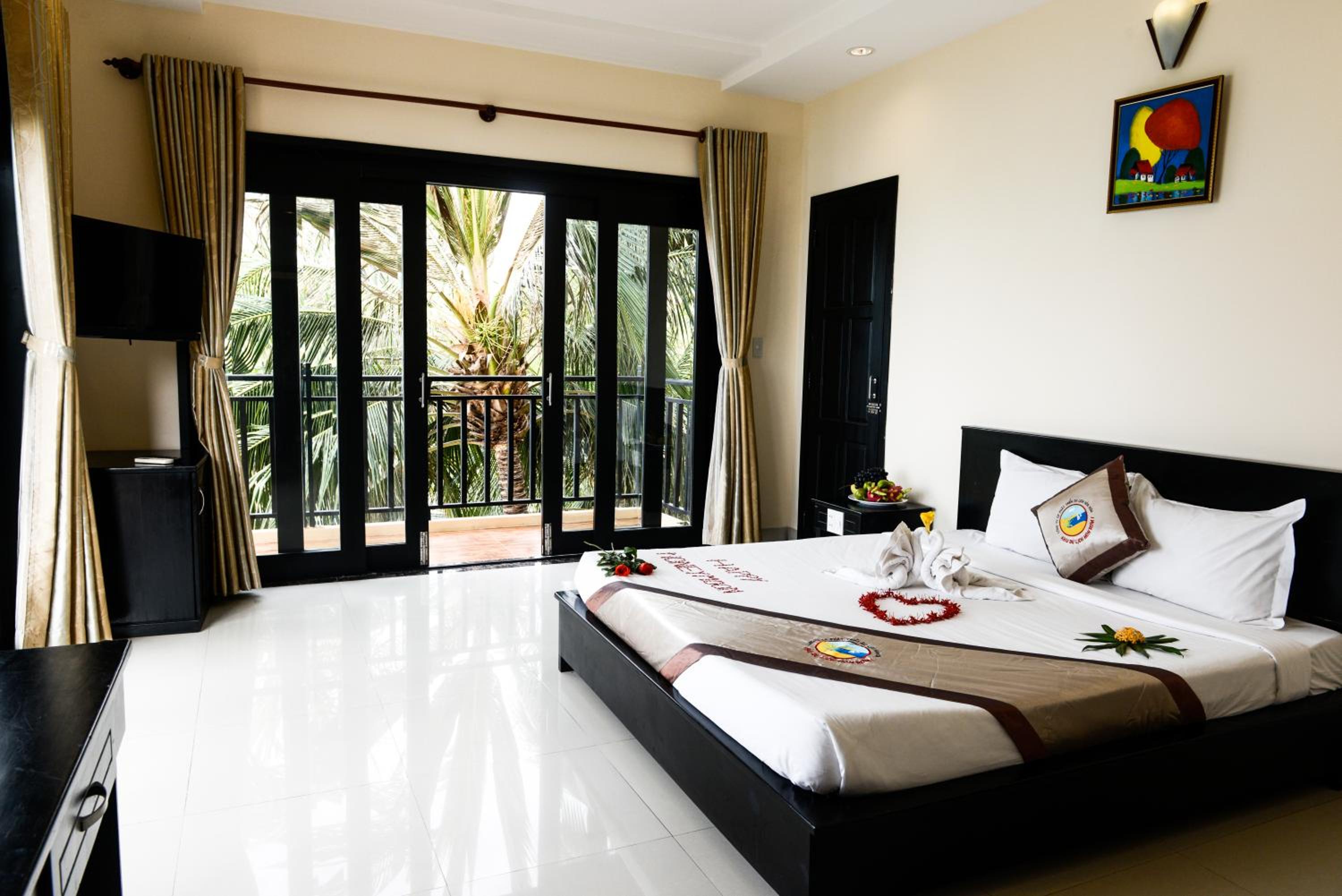 Hon Rom Central Beach Resort