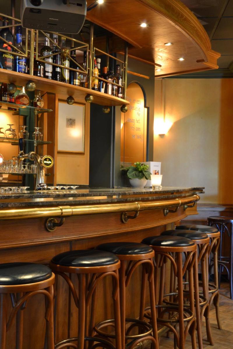 bar