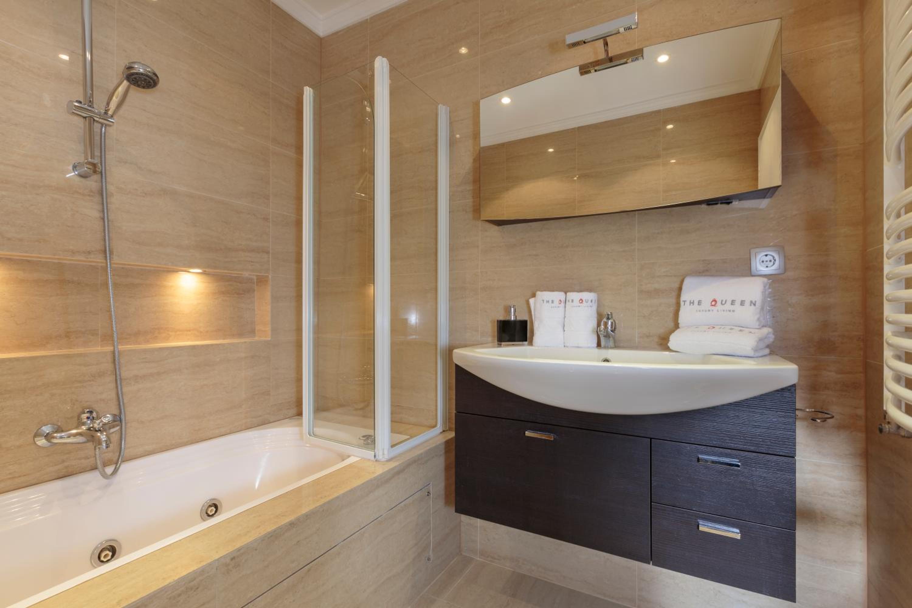 The Queen Luxury Apartments - Villa Carlotta