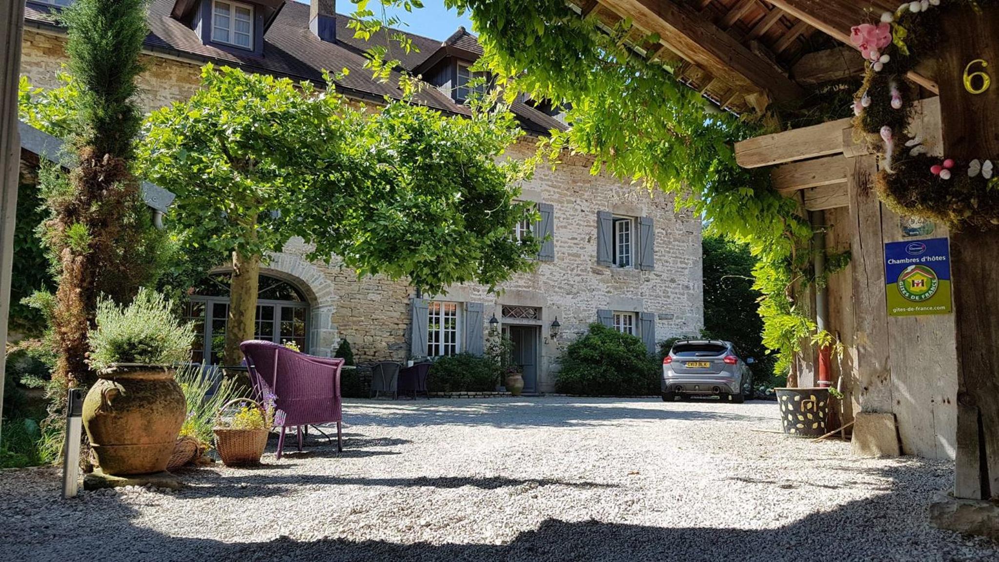 A l'Ombre du Château view 2