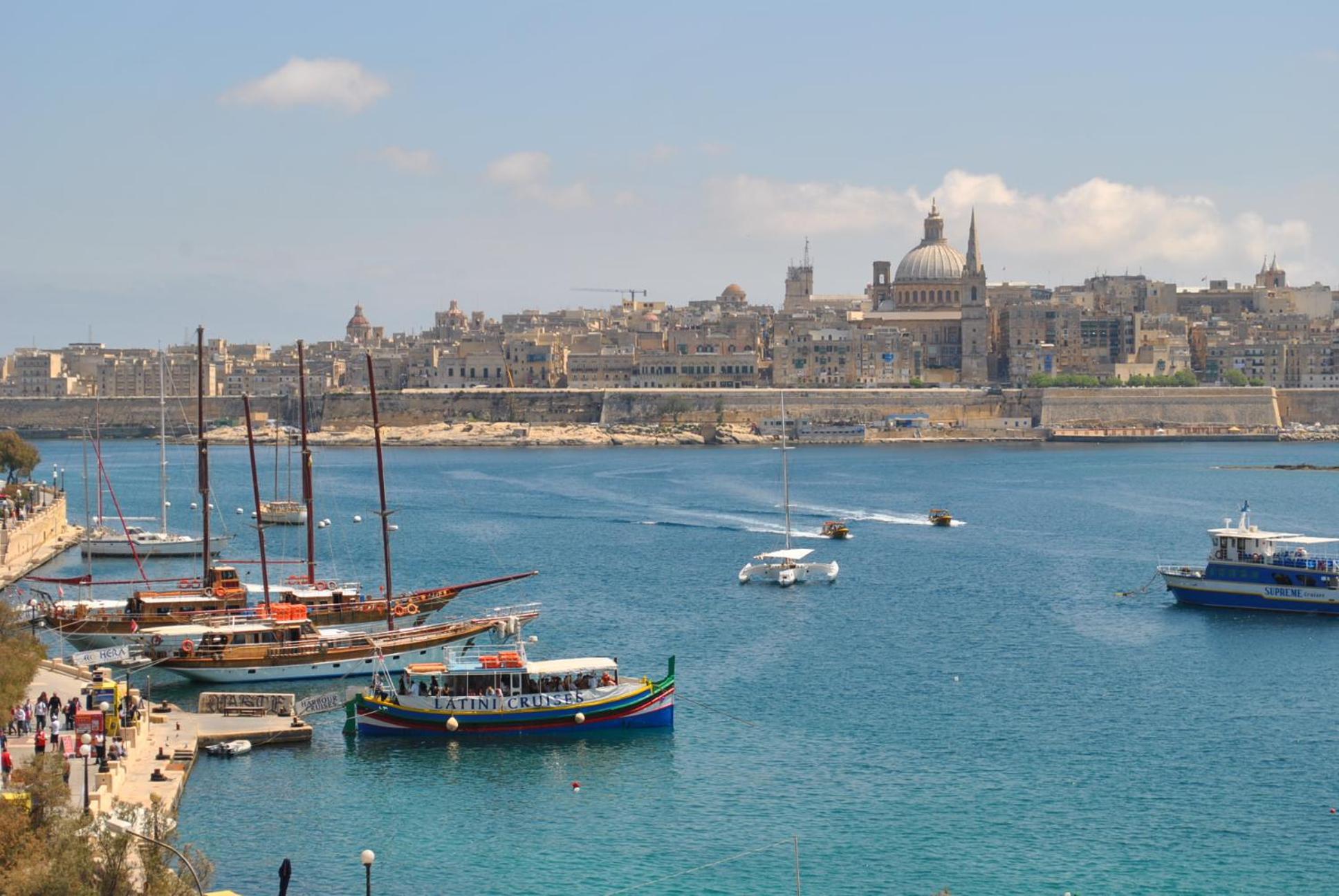 Spacious seaview Sliema Apt, steps from Valletta Ferry