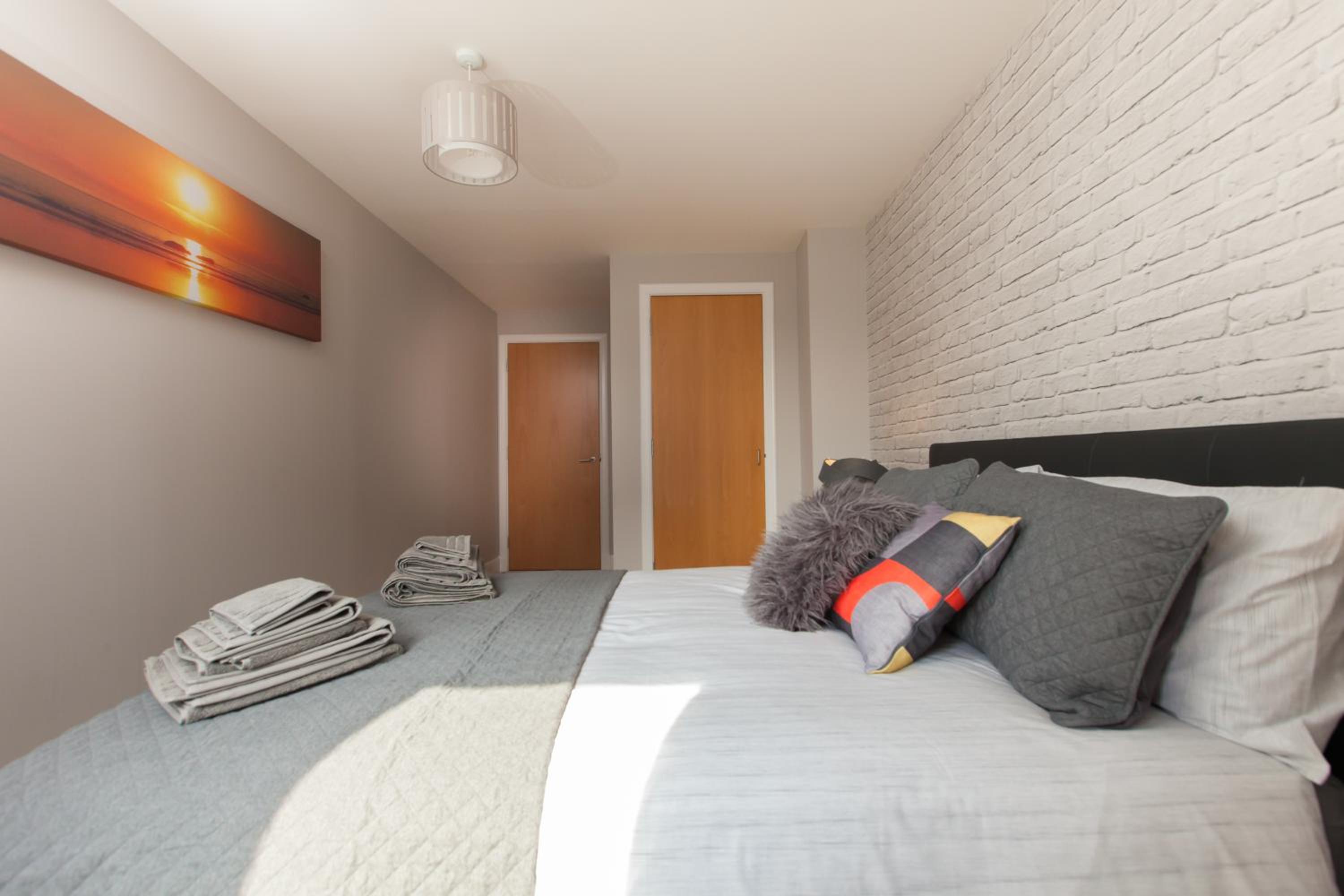 amazing apartments - Cables Wynd near The Shore - Free Parking view 4