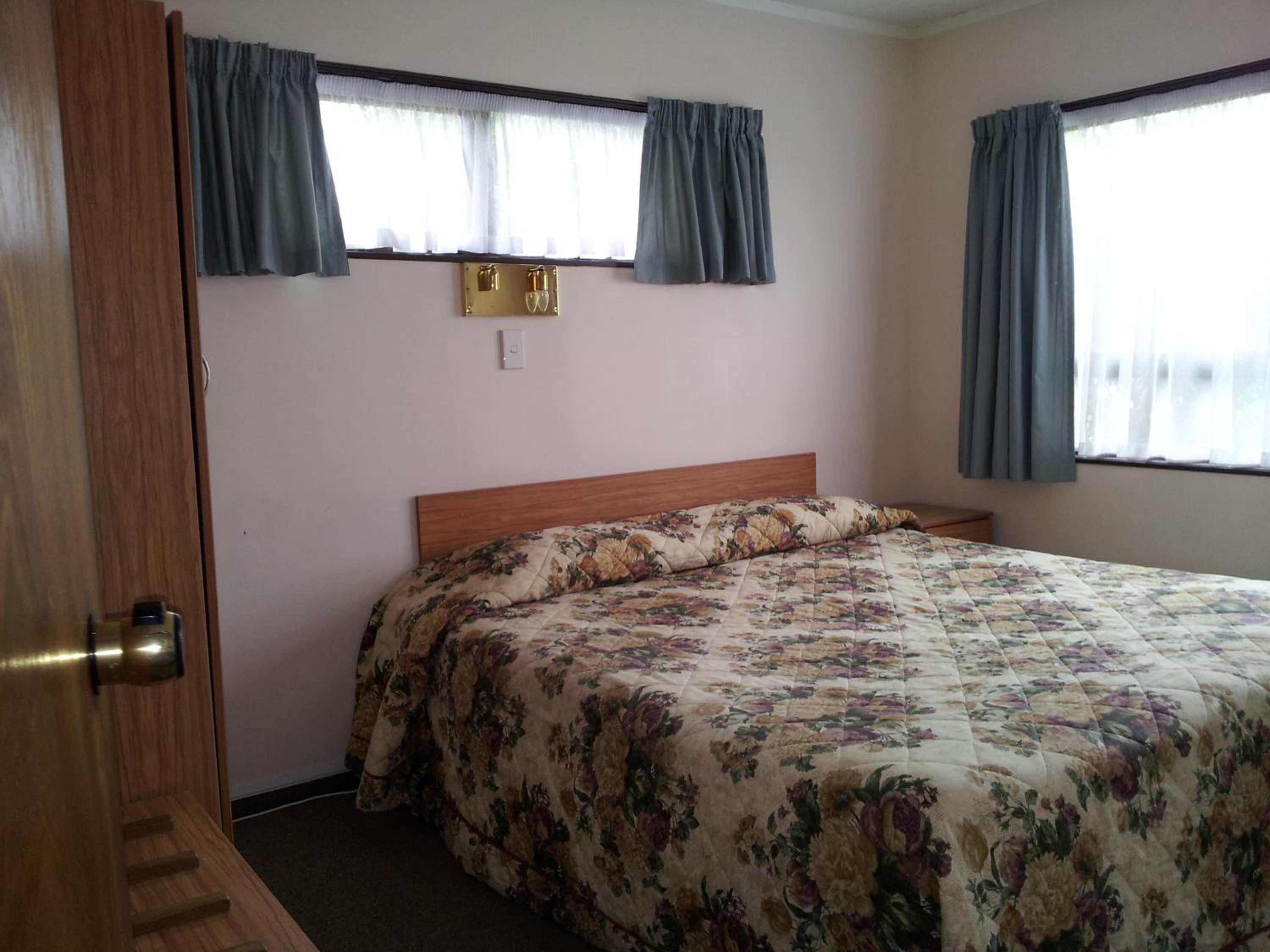 Ace High Motor Inn