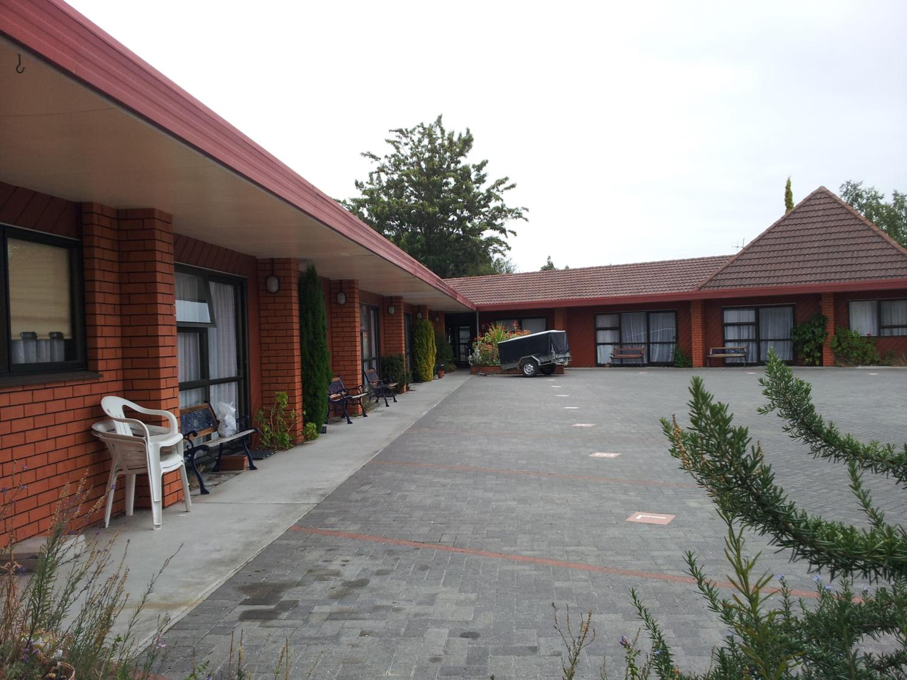 Ace High Motor Inn