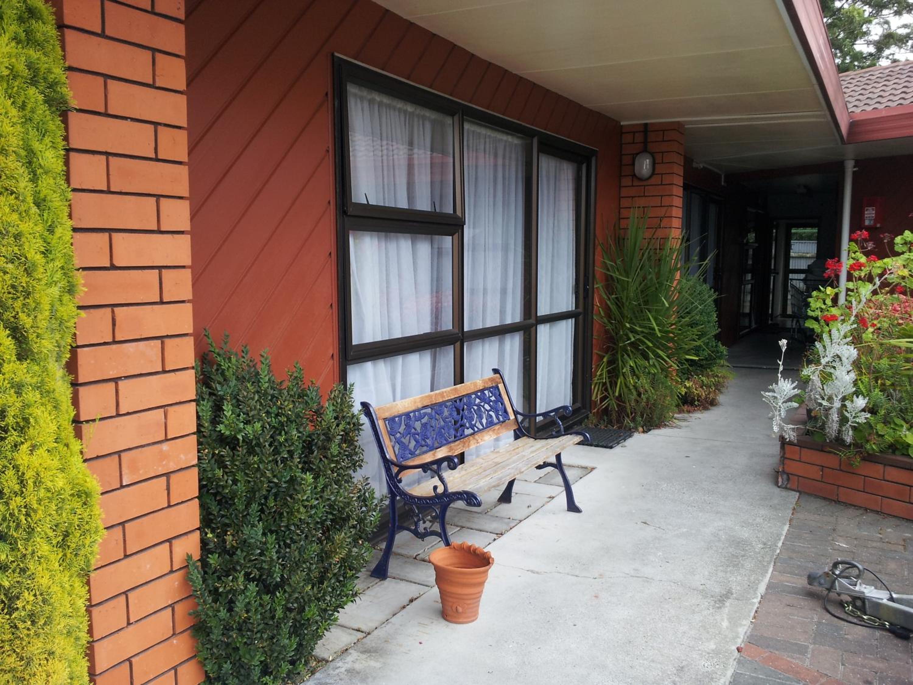 Ace High Motor Inn