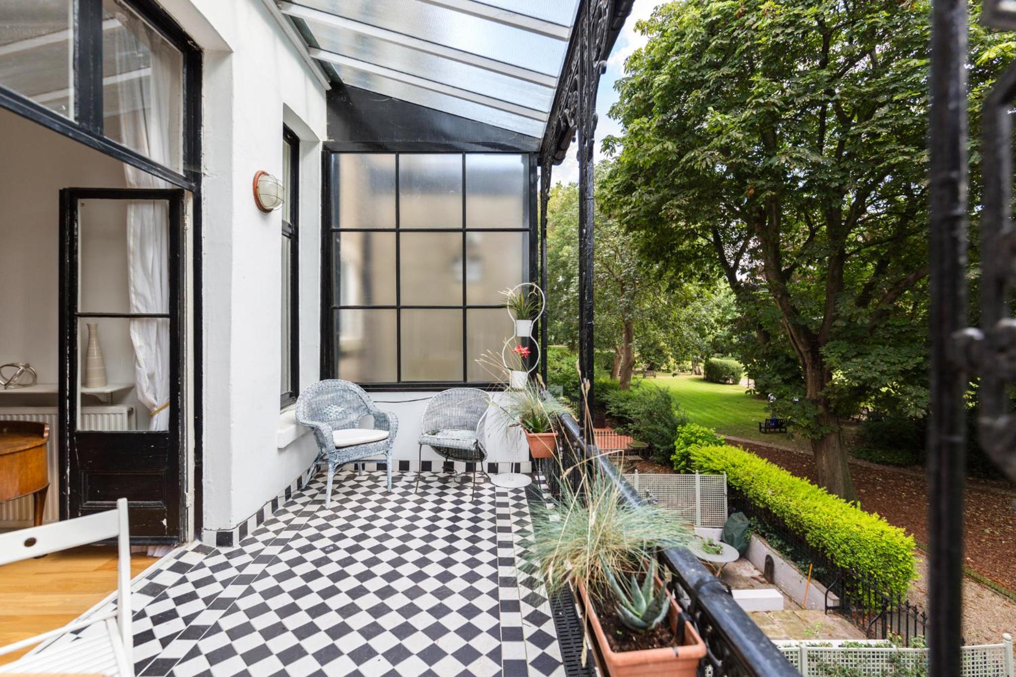 Earls Court Apartments by BaseToGo