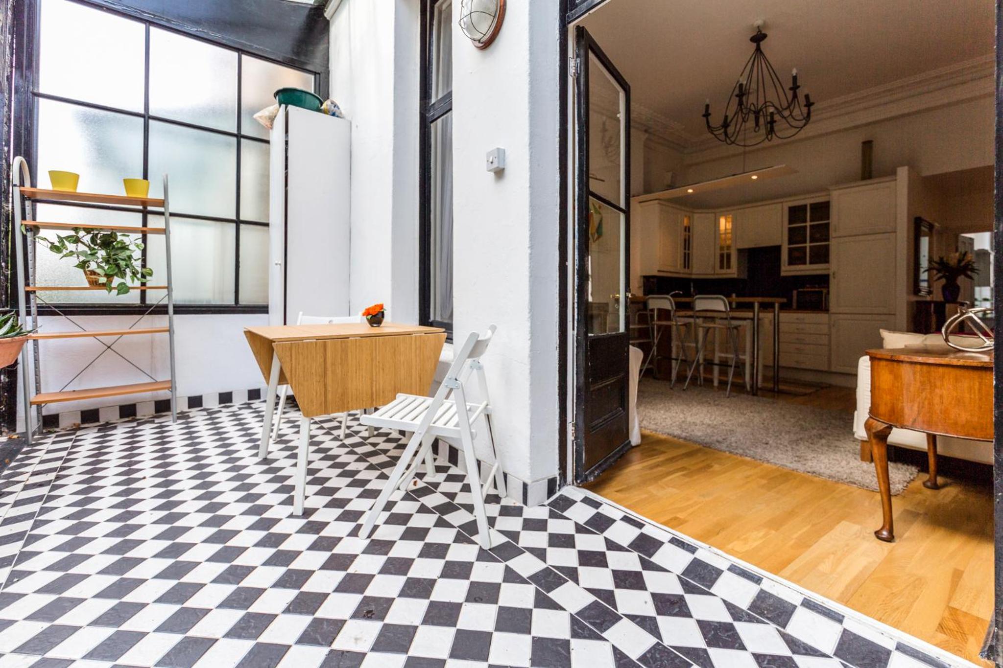 Earls Court Apartments by BaseToGo