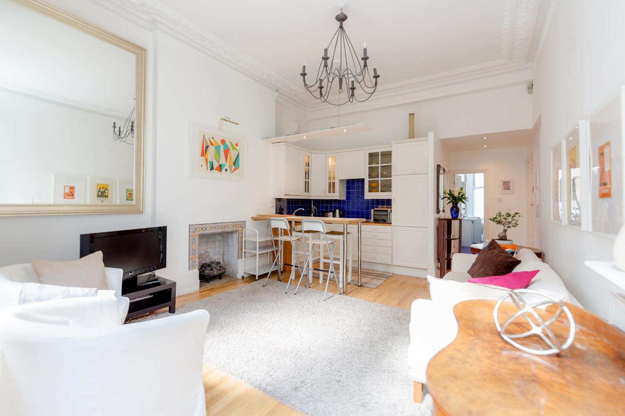 Earls Court Apartments by BaseToGo