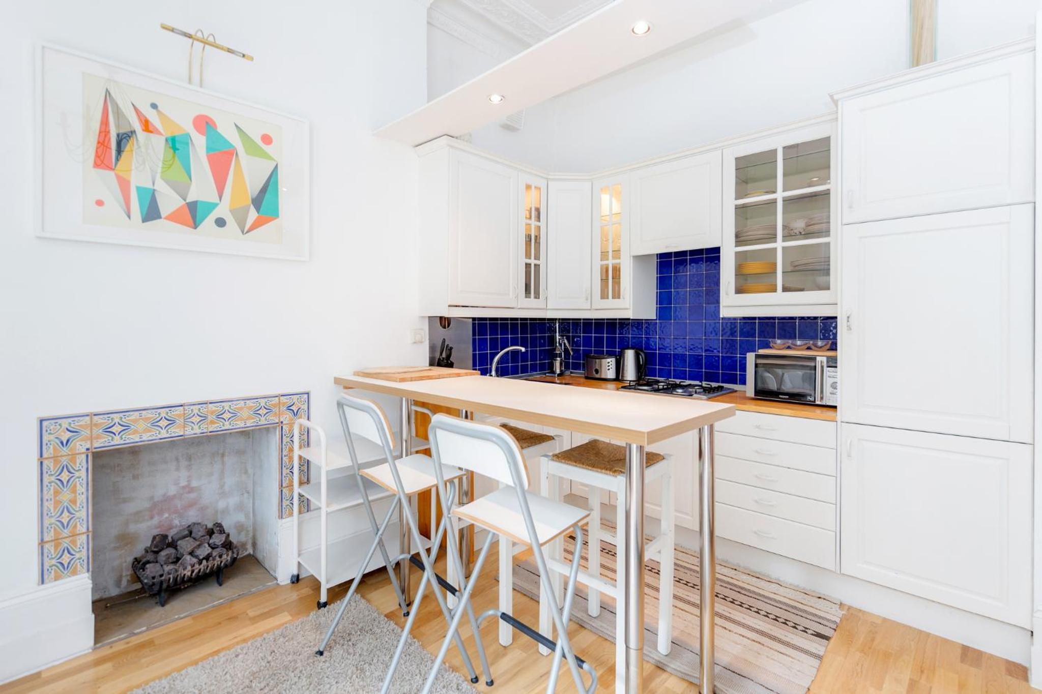 Earls Court Apartments by BaseToGo
