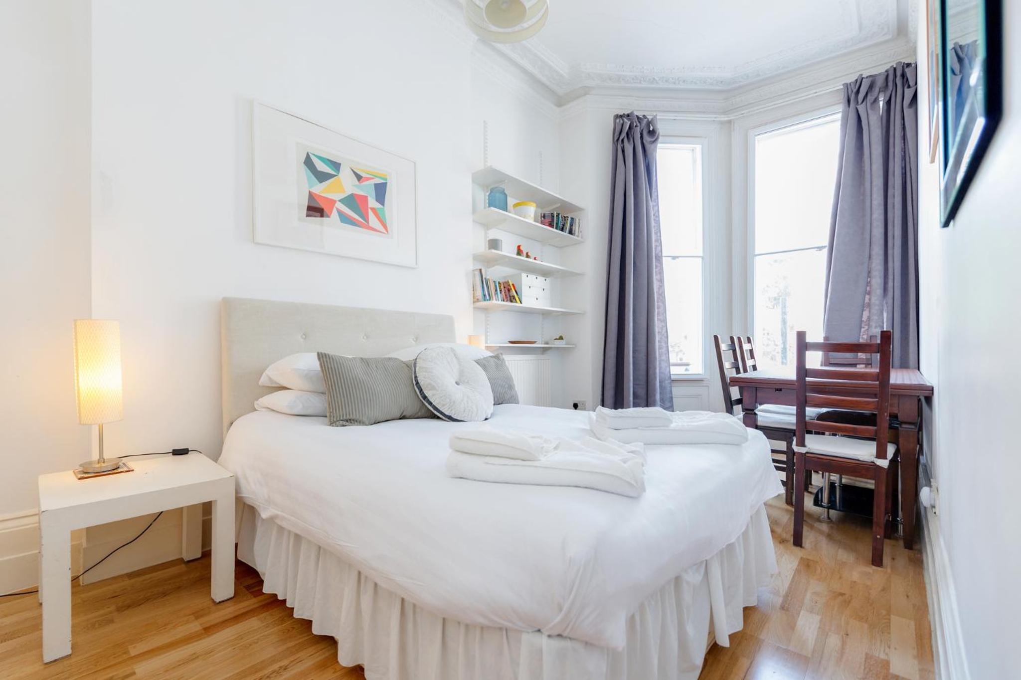 Earls Court Apartments by BaseToGo