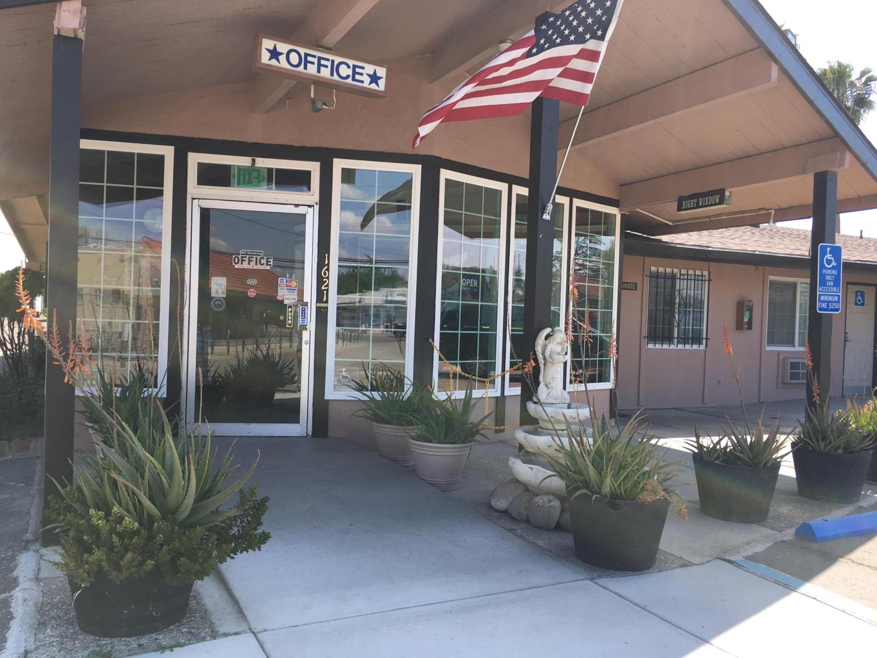 Maple Inn and Suites Los Banos view 5