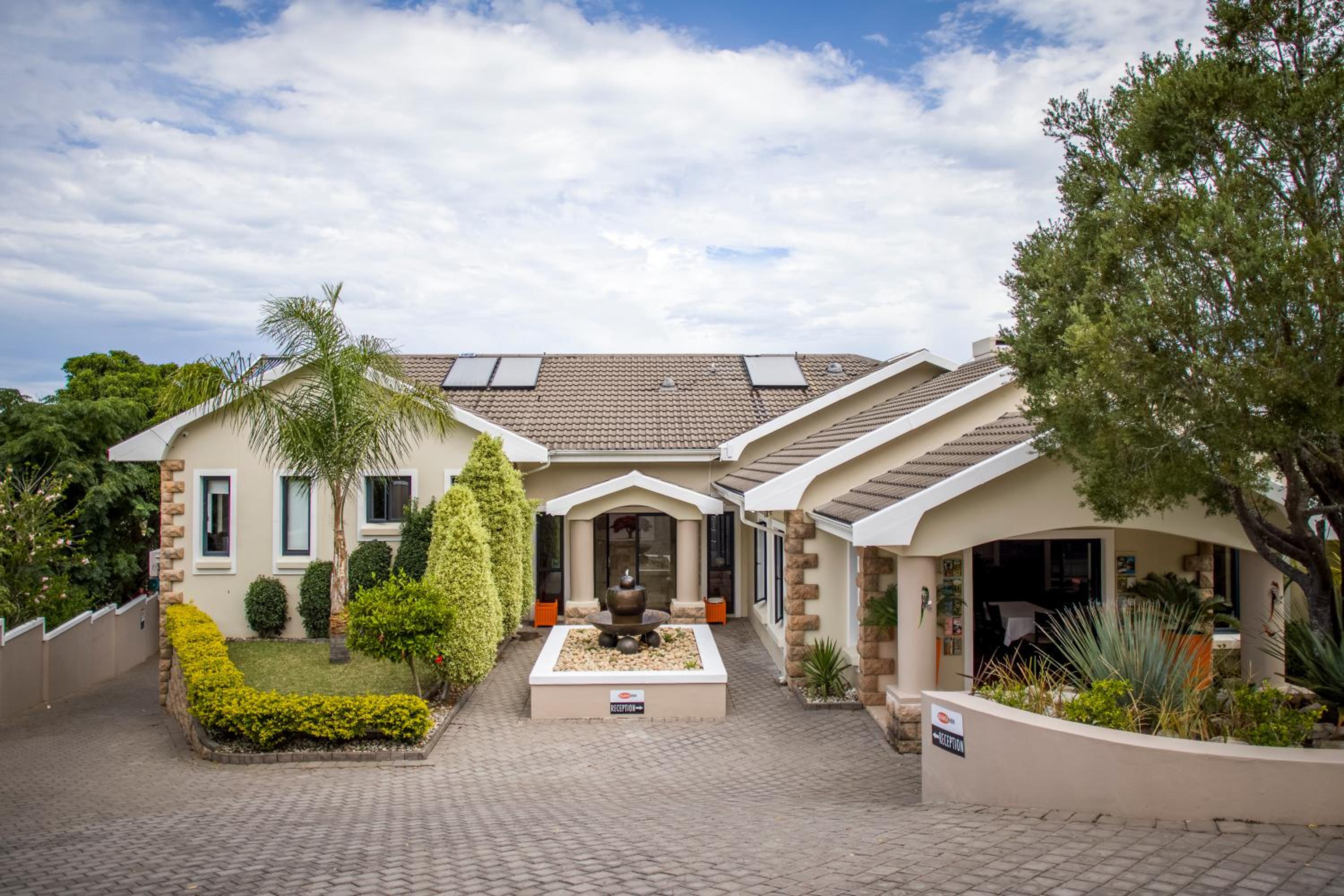 Hotel Orange Inn Knysna - Image 1