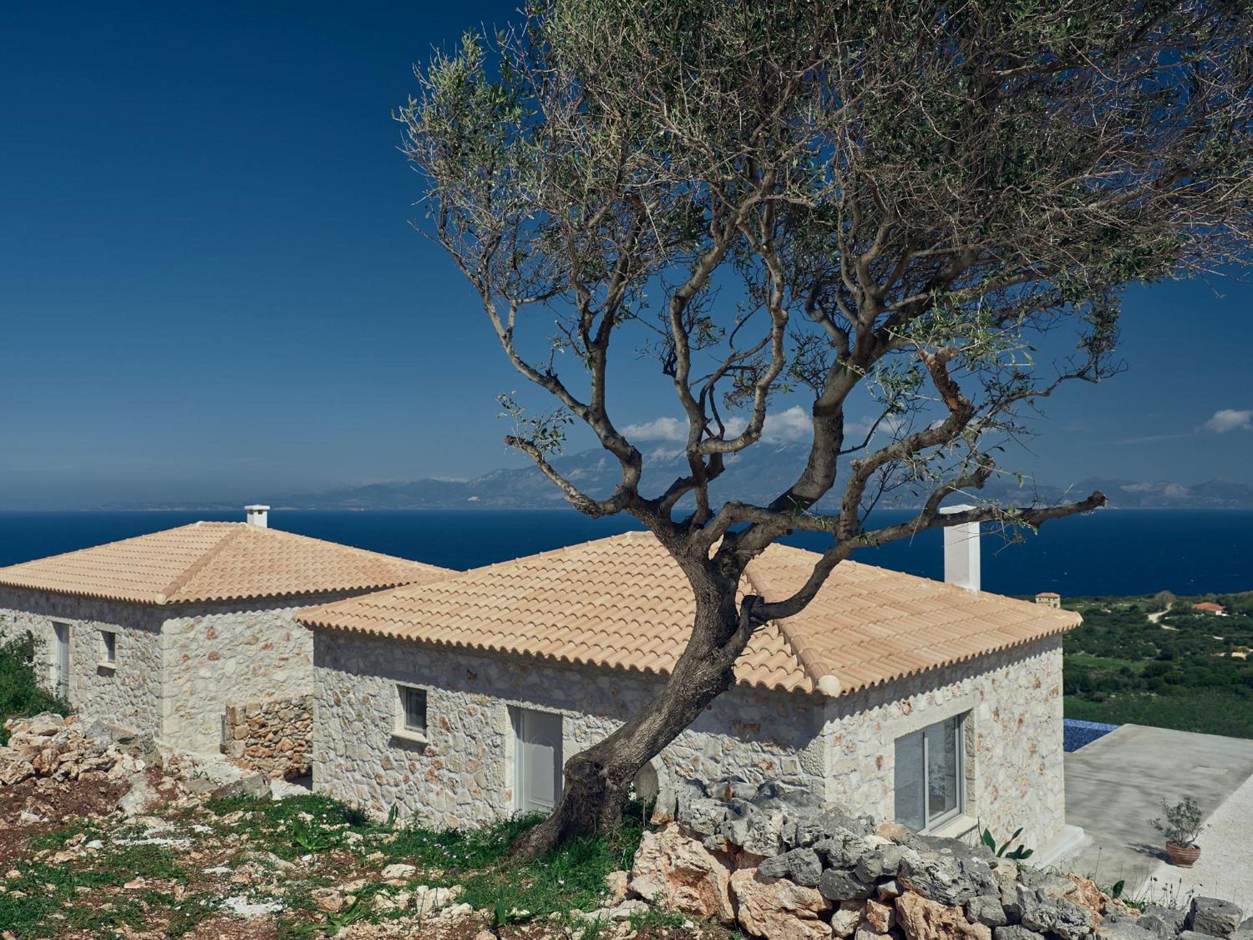 Hotel Akron Luxury Suites - Image 1