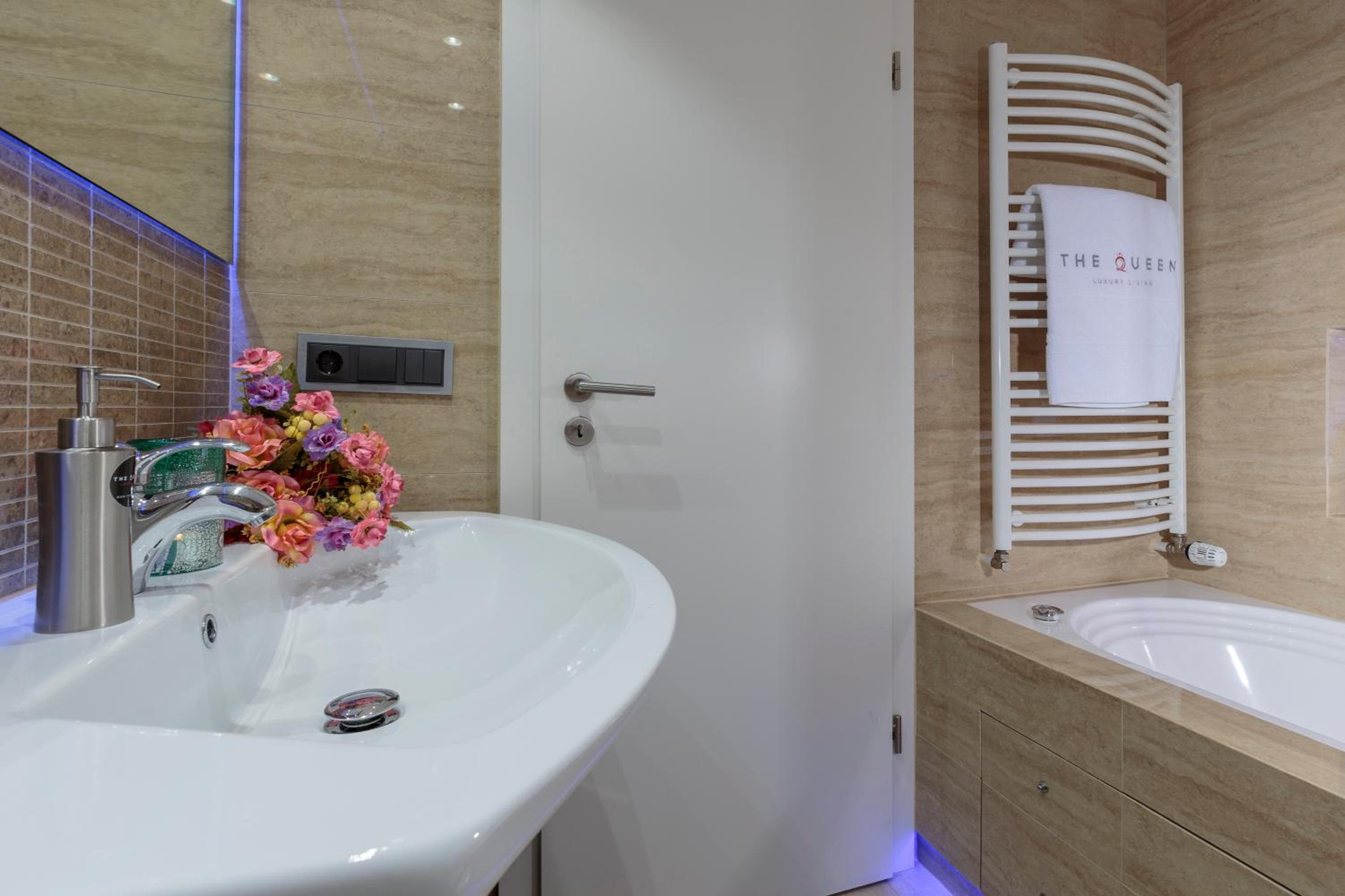 The Queen Luxury Apartments - Villa Vinicia