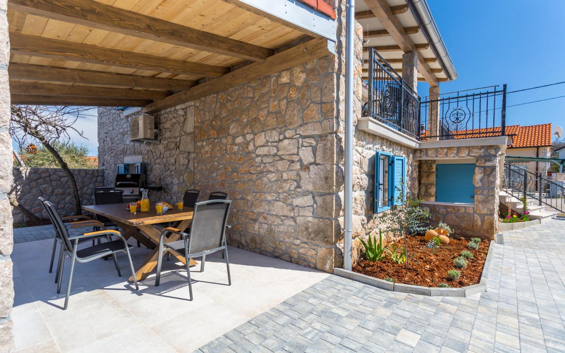 Old Stone House Apartment With A Heated Pool view 3