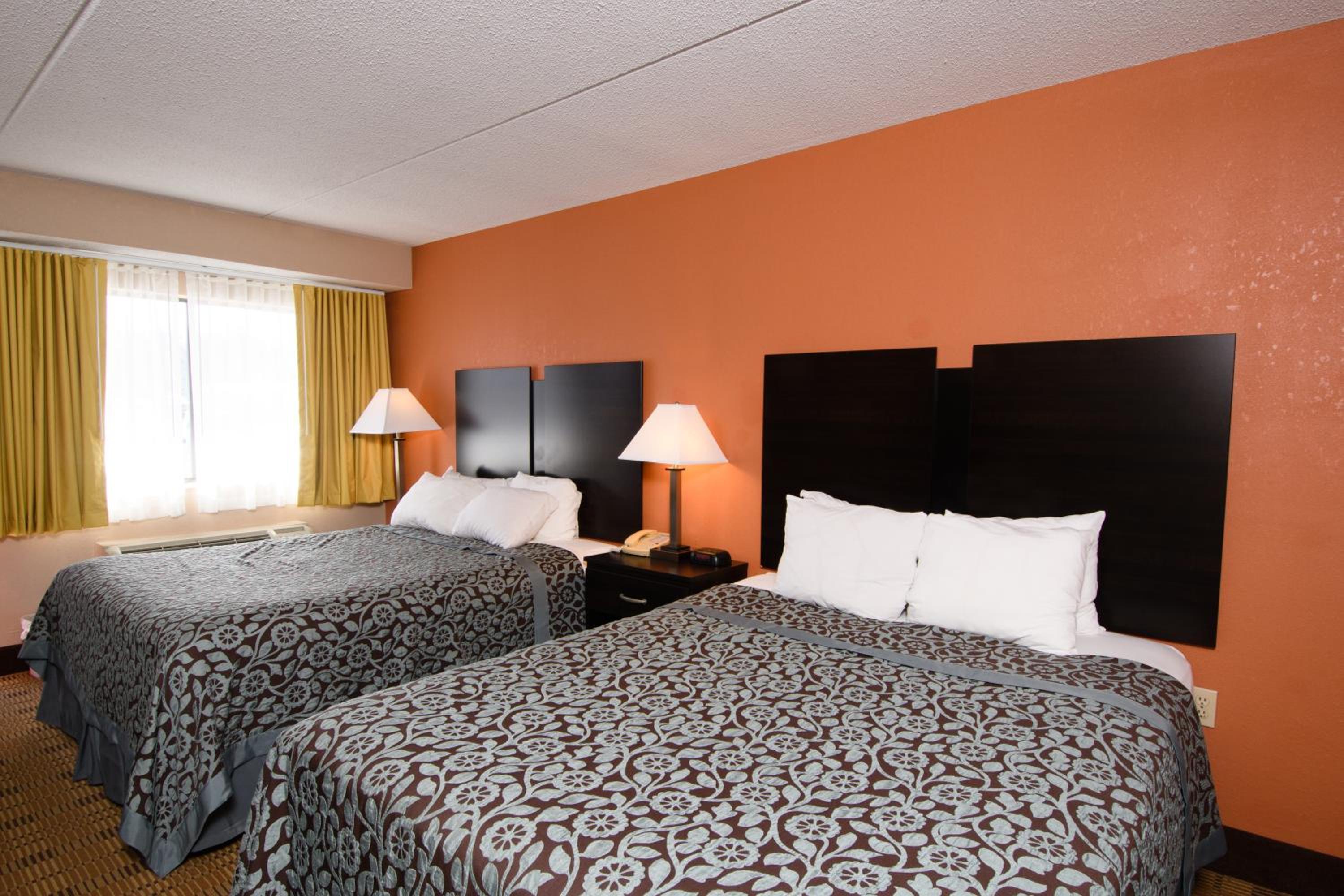 Days Inn by Wyndham Pittsburgh-Harmarville - Property Image 1