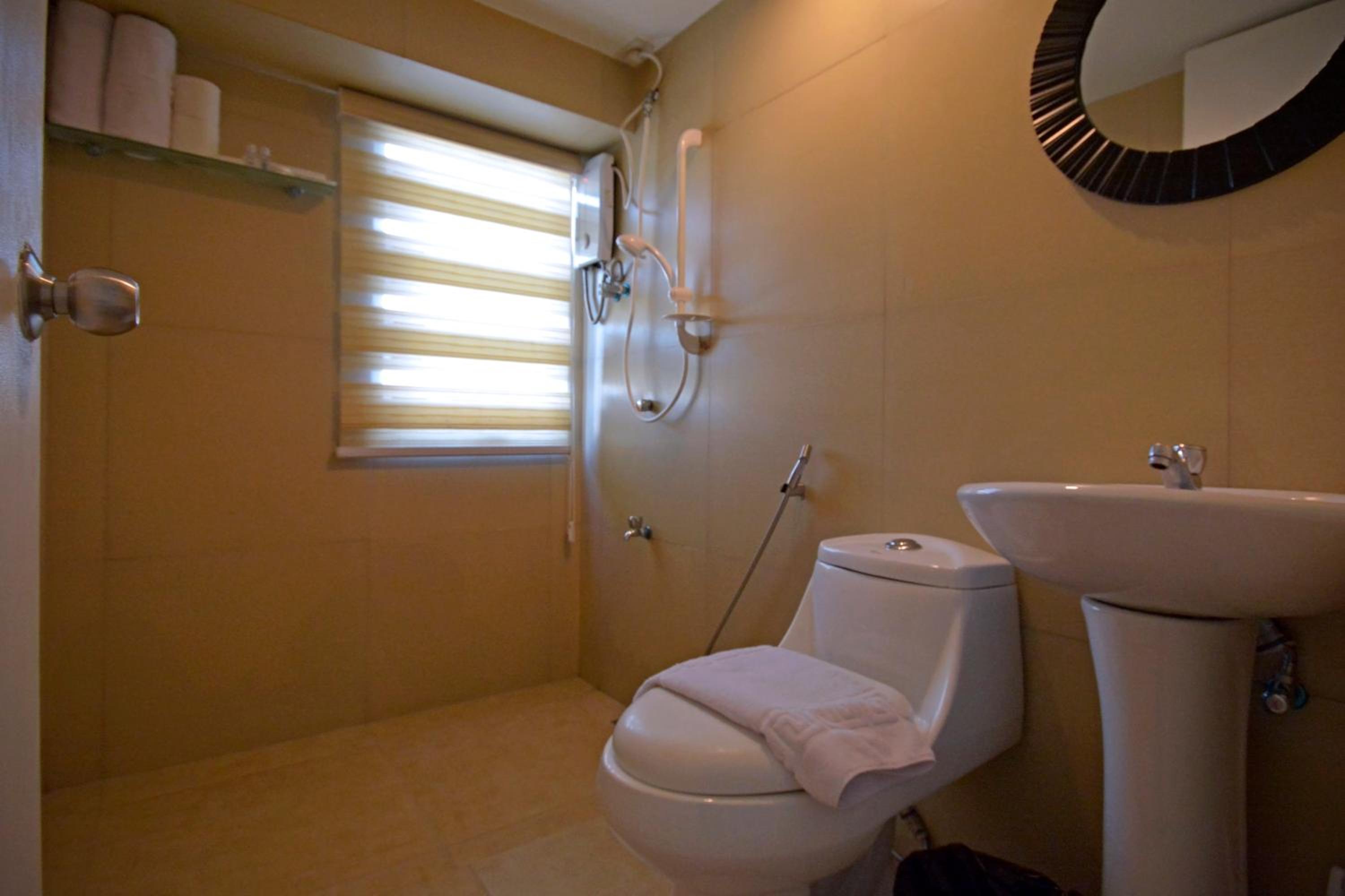 Victoria SOHO Suites, Manila - 18