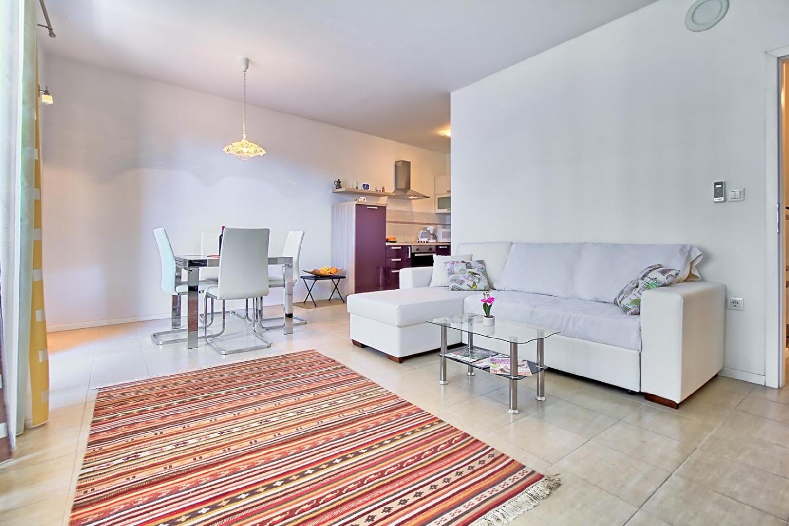 SUMMERTIME house with apartment