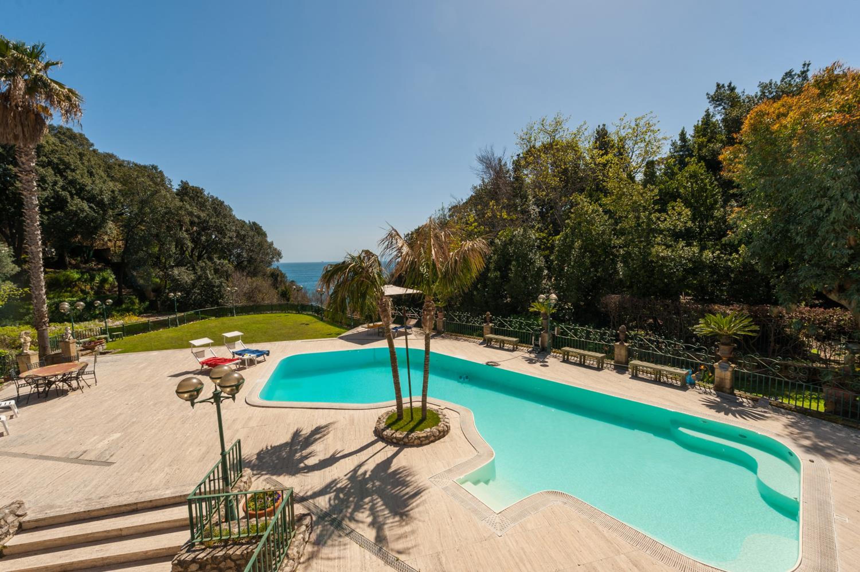 Holidays Naples Family - Pool in front of Capri