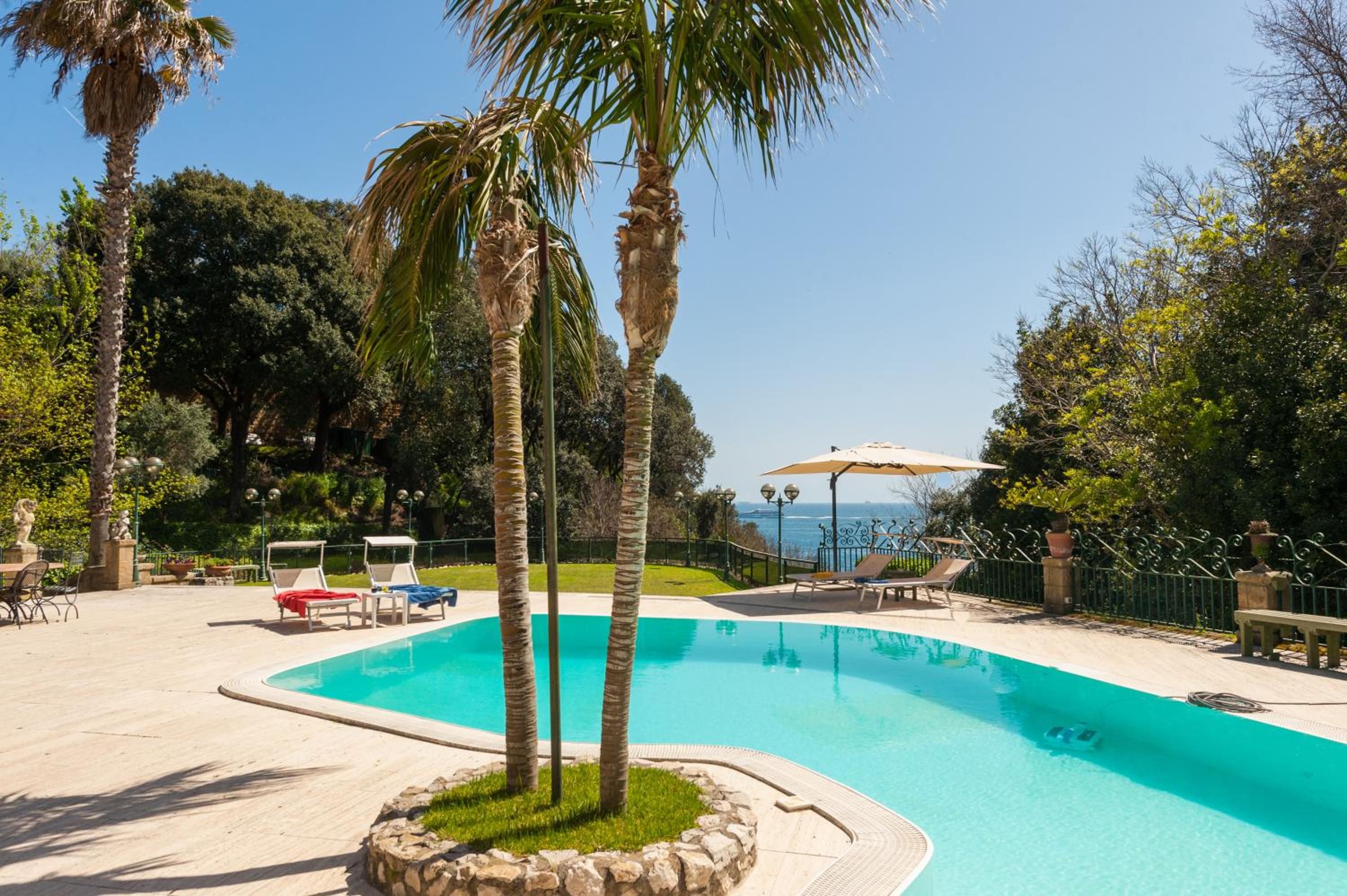 Holidays Naples Family - Pool in front of Capri