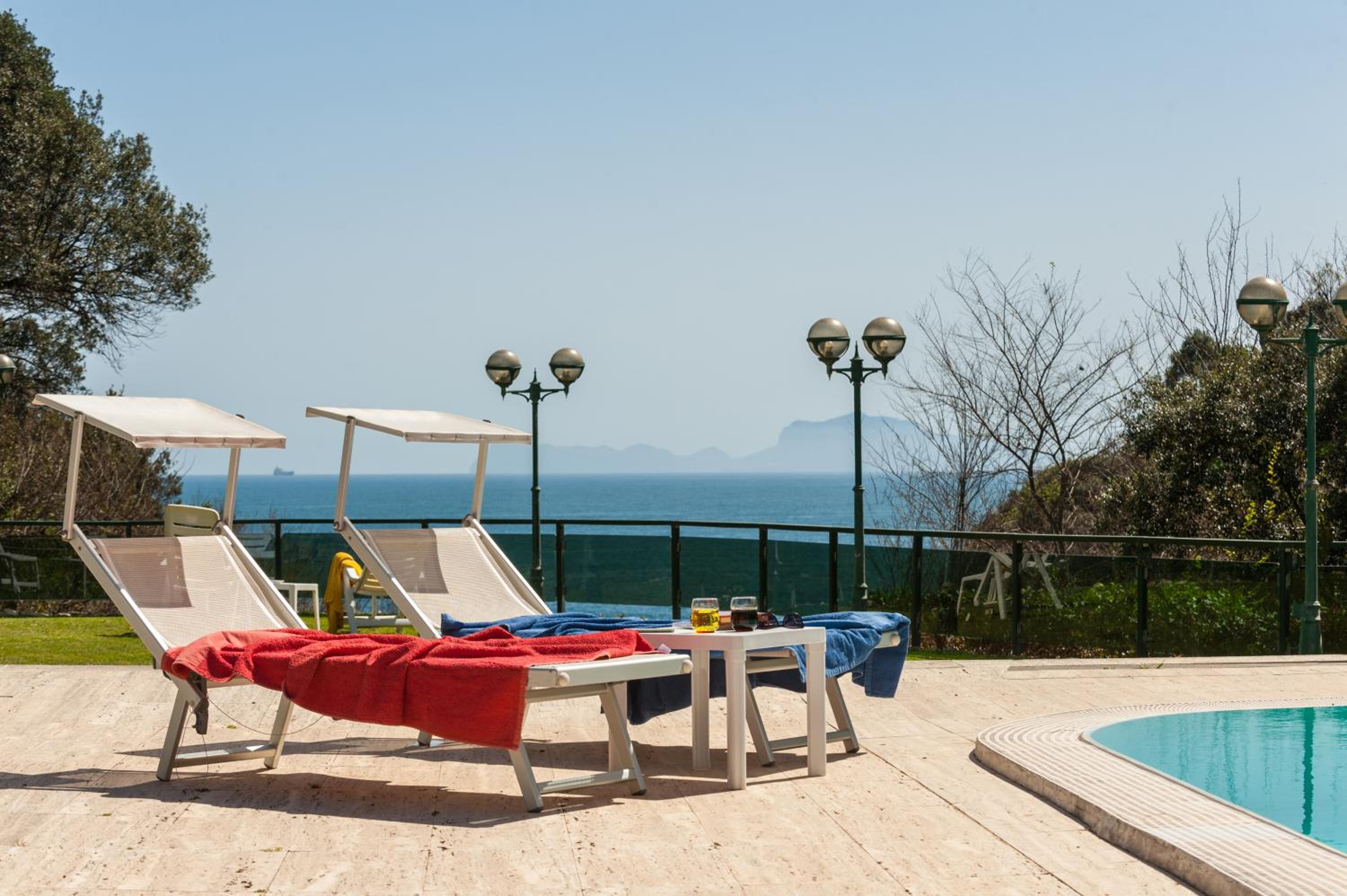 Holidays Naples Family - Pool in front of Capri