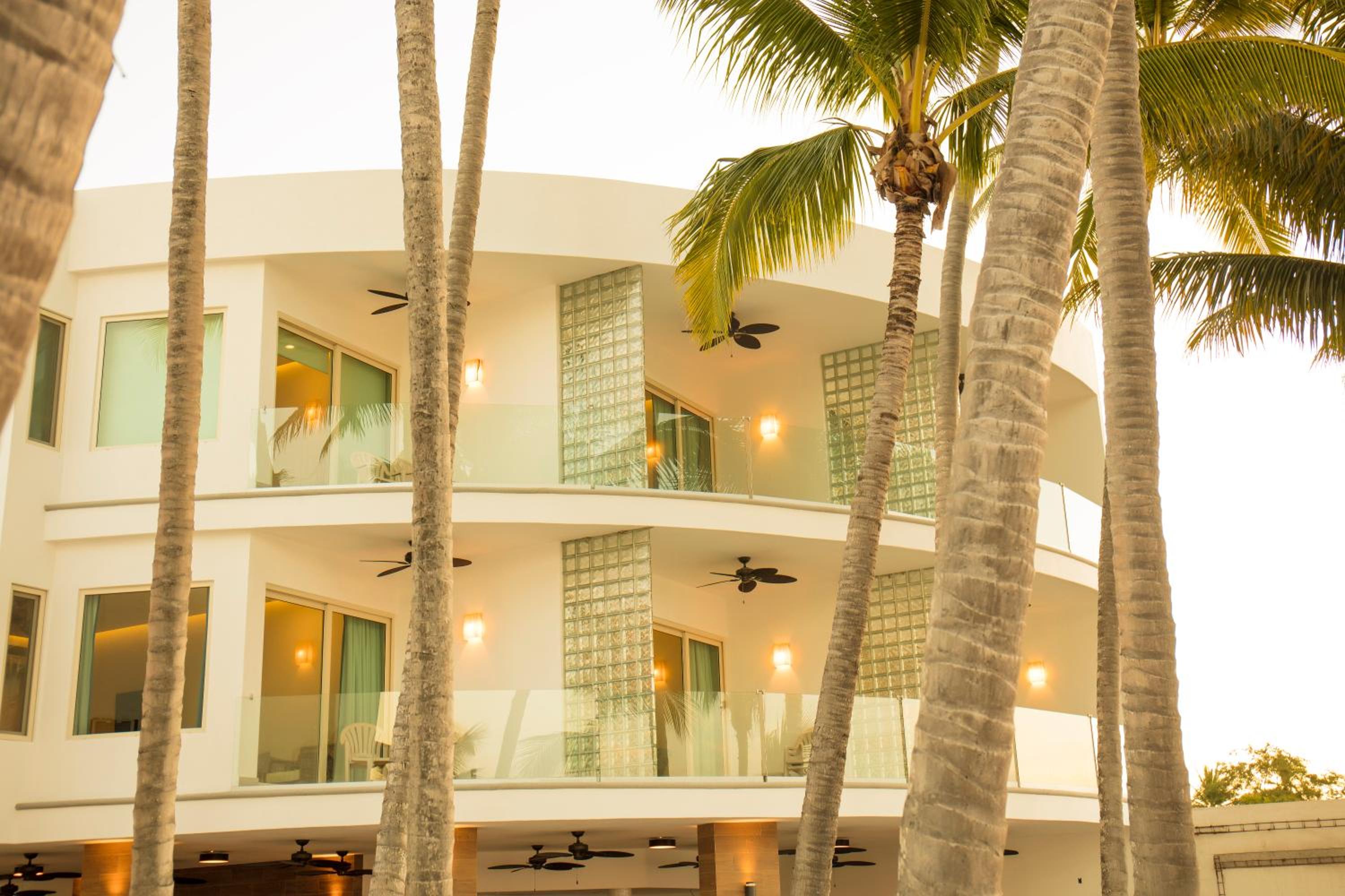 Hotel Vista Vallarta All Suites On The Beach - Image 1