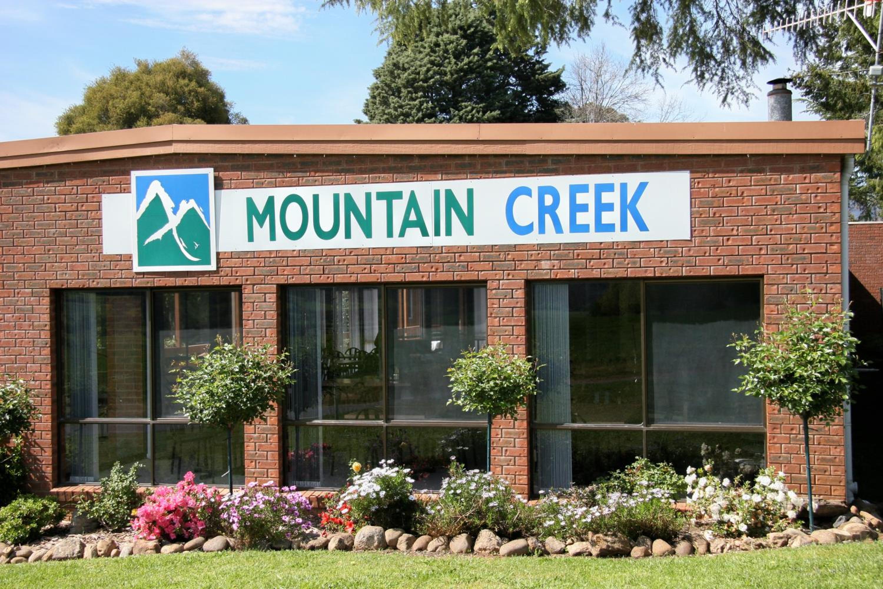 Mountain Creek Motel Bar & Restaurant