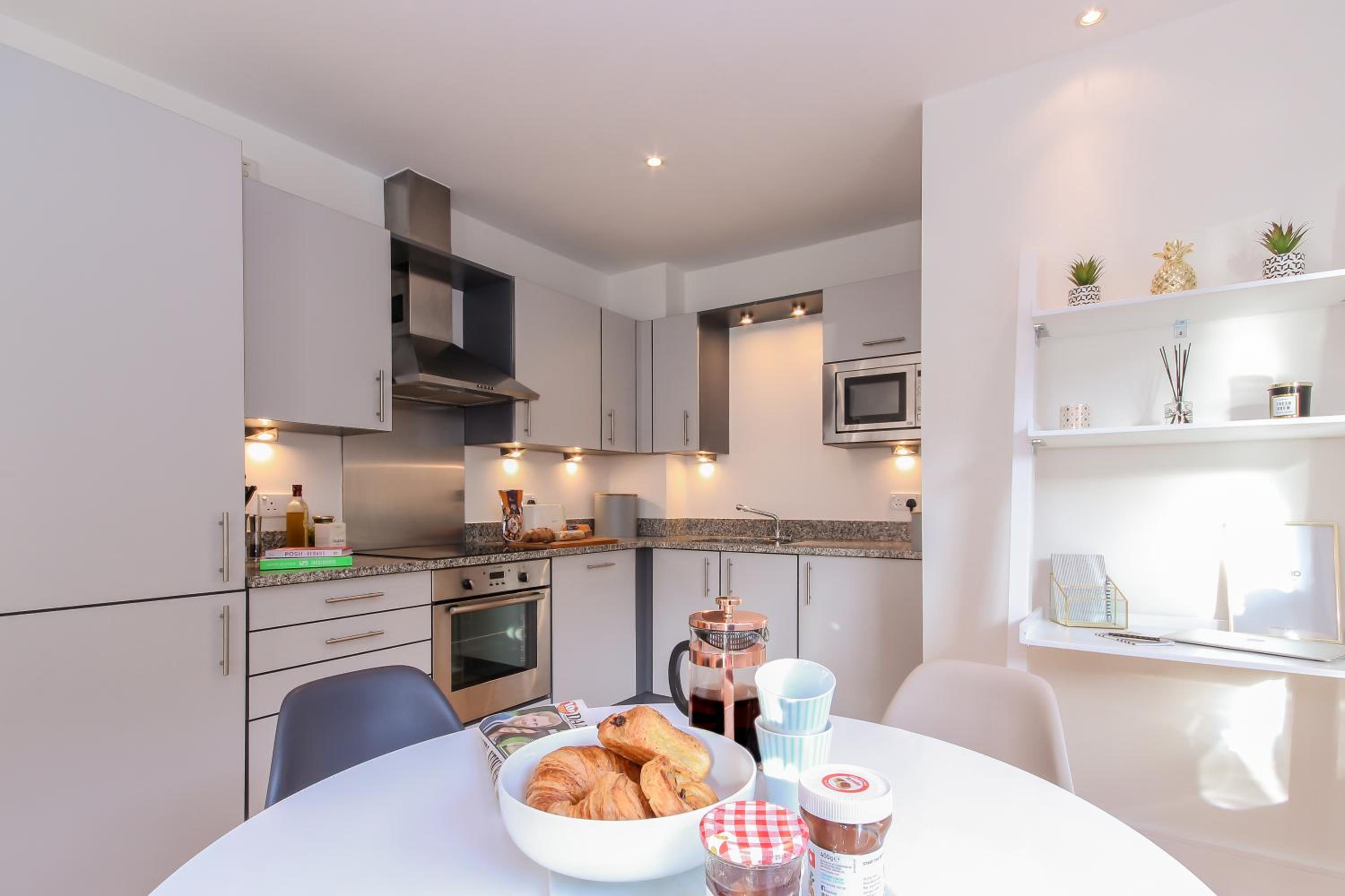 Oxfordshire Living - The Alice Apartment - Oxford view 5