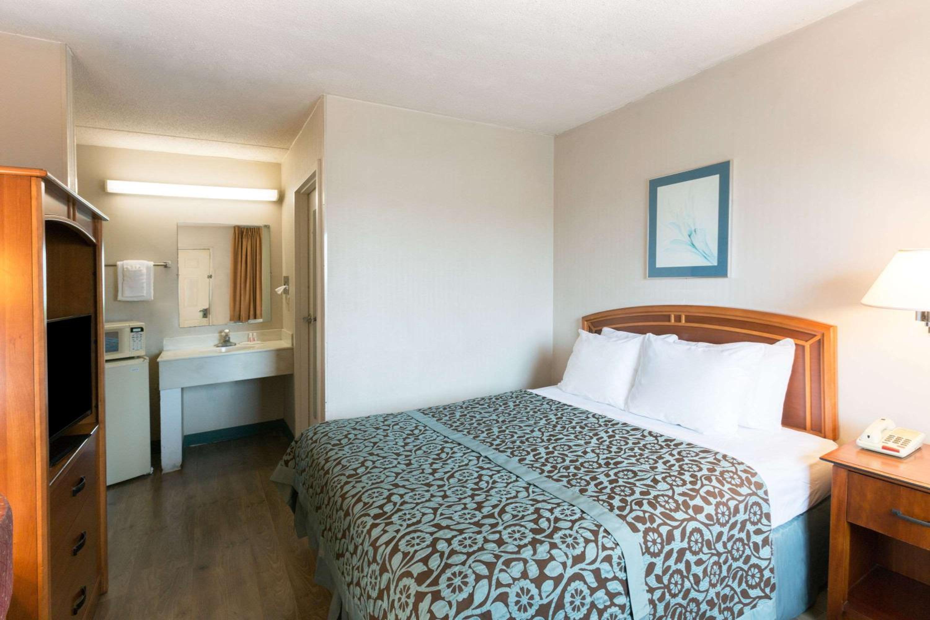 Richmond Vacations - Days Inn by Wyndham Richmond - Property Image 29