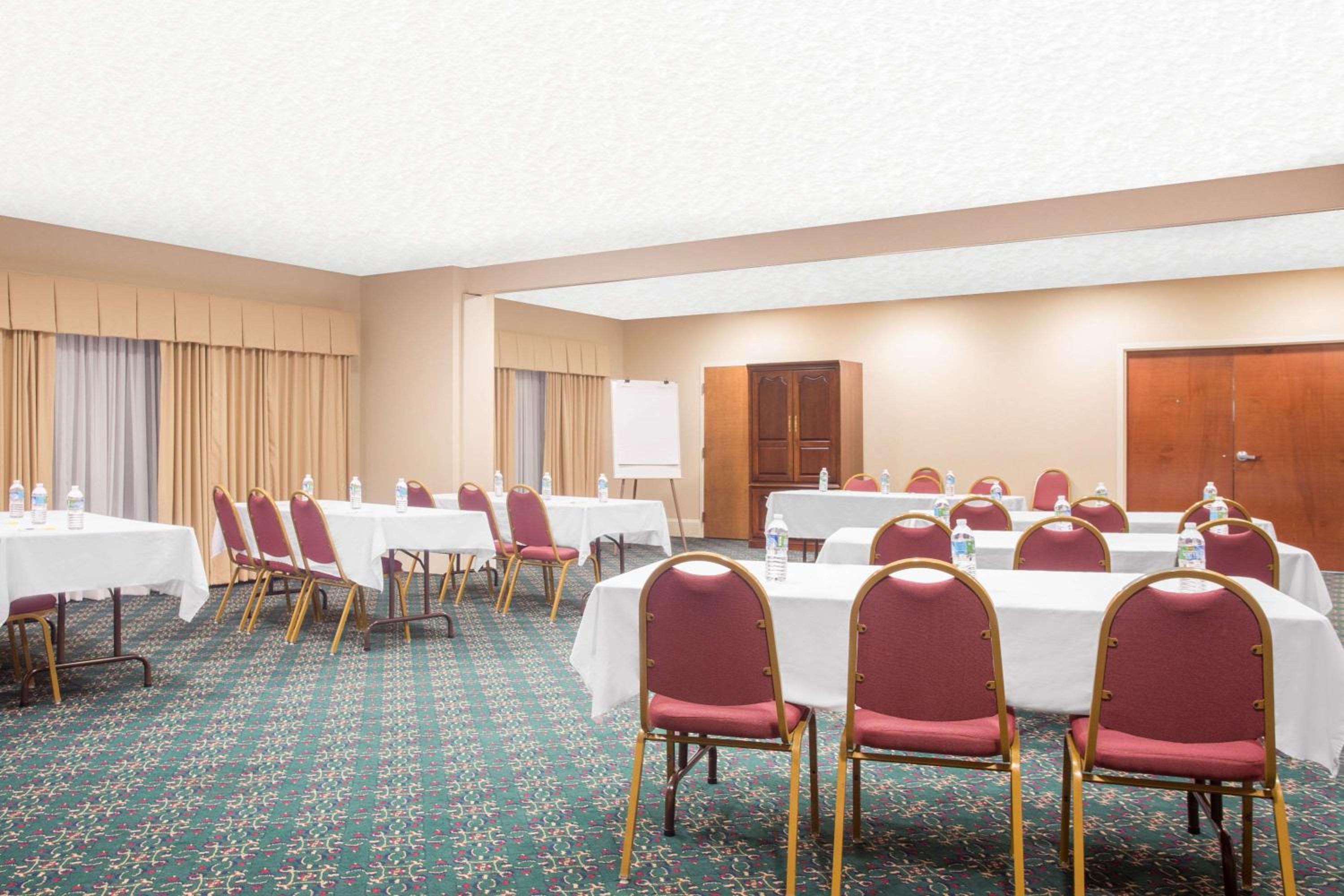 Days Inn by Wyndham Metter - Property Image 4