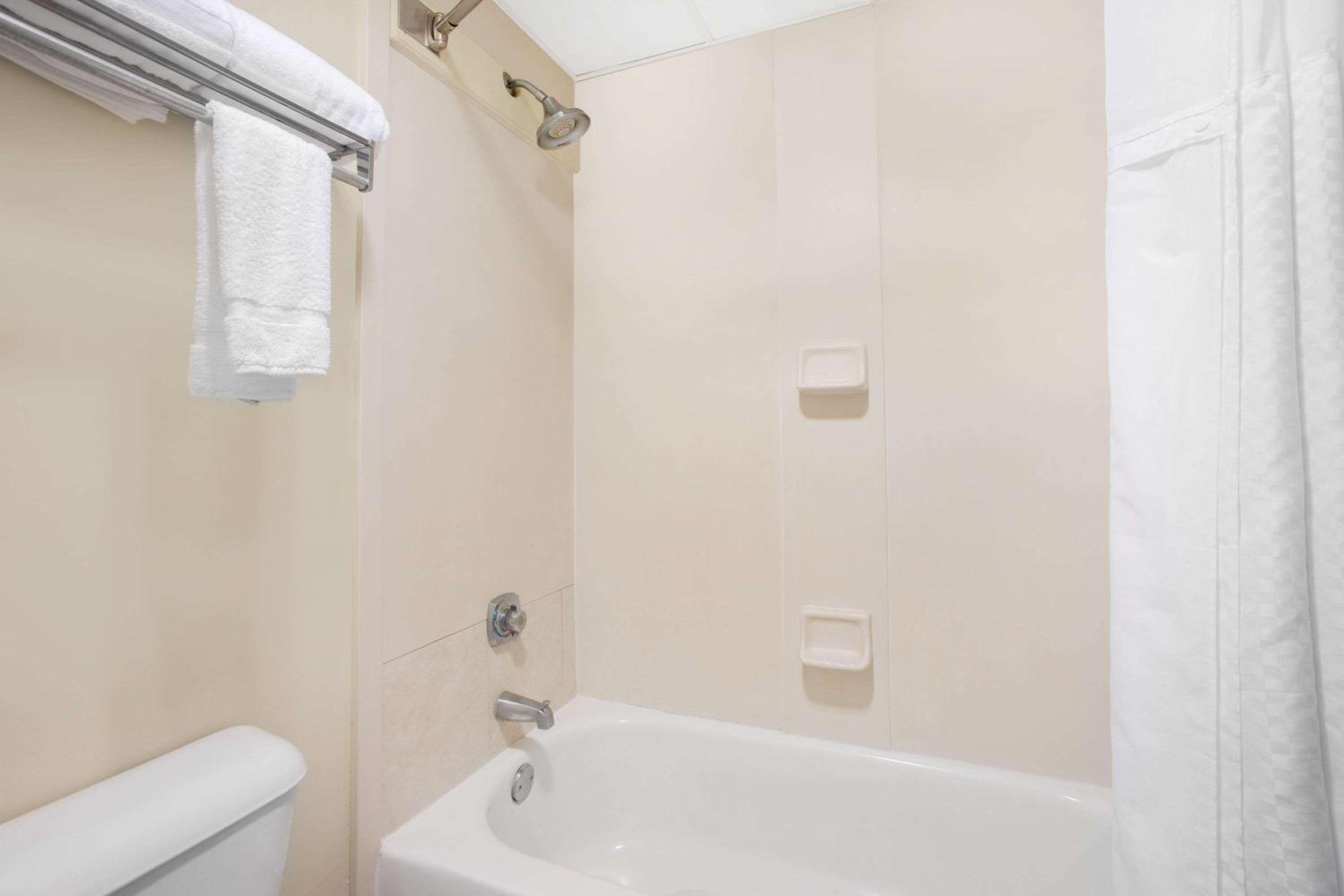Days Inn by Wyndham Metter - Property Image 2