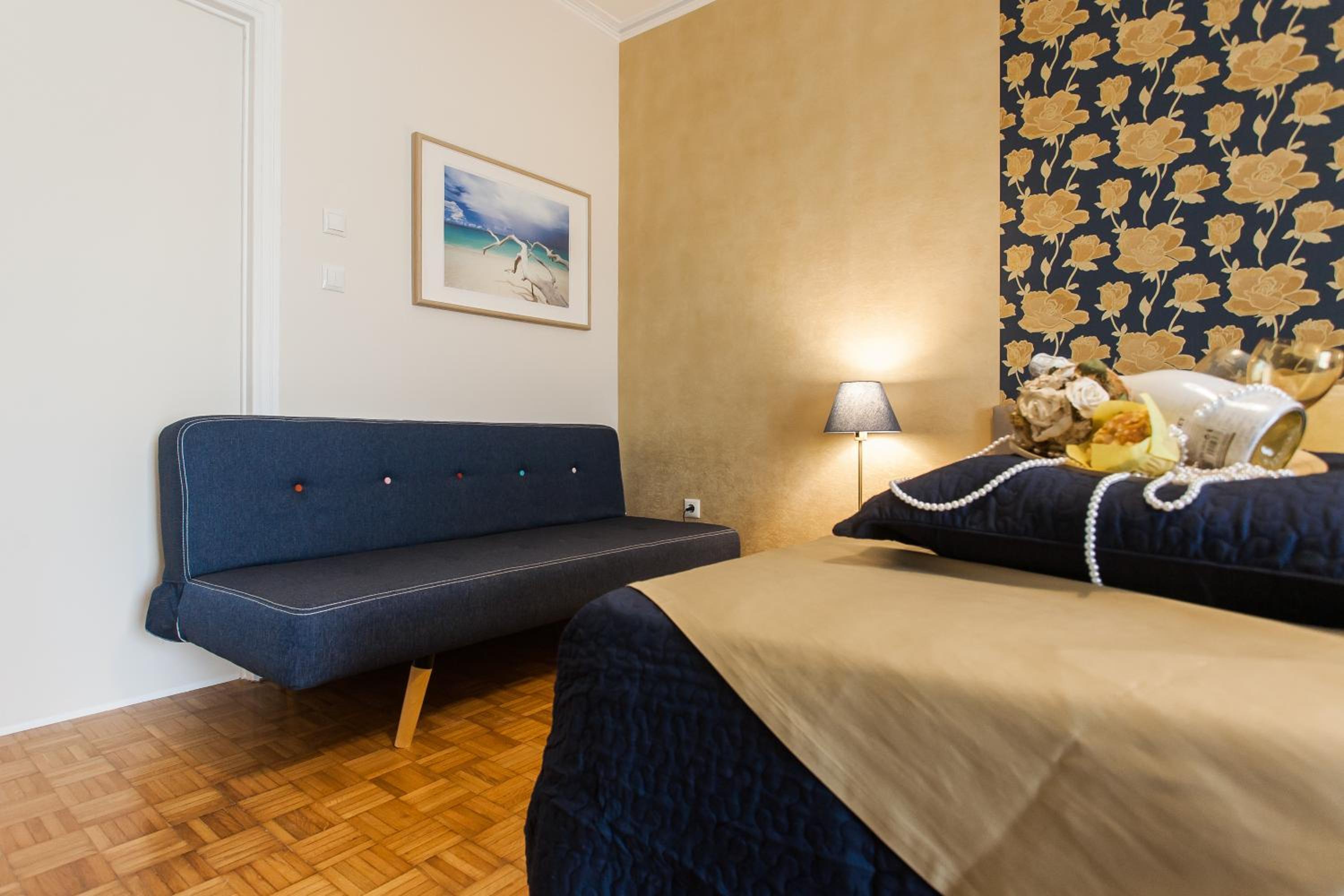 Museum of Modern Art Rooms in apartment, next to metro Suggrou Fix, walk to Acropolis