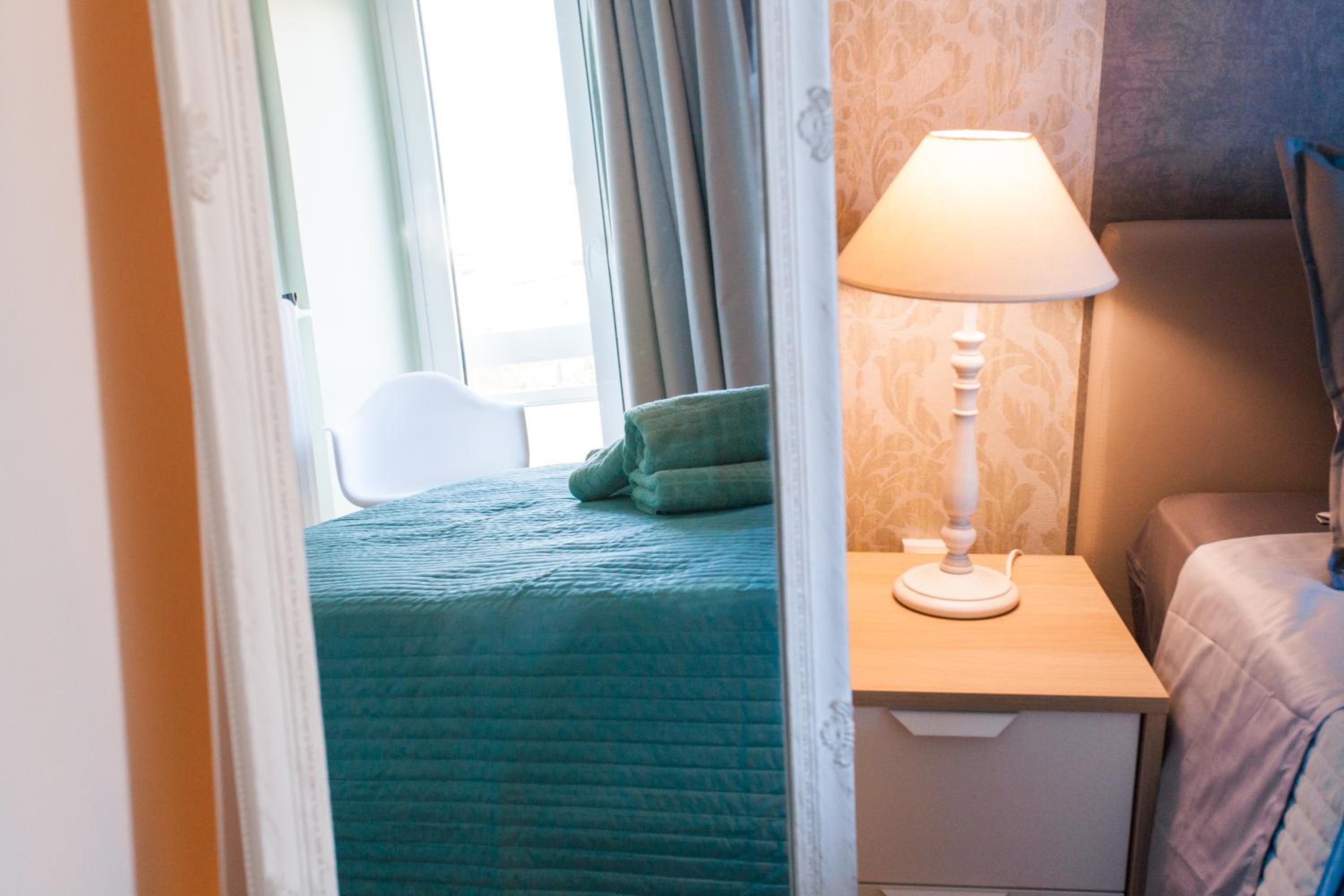 Museum of Modern Art Rooms in apartment, next to metro Suggrou Fix, walk to Acropolis