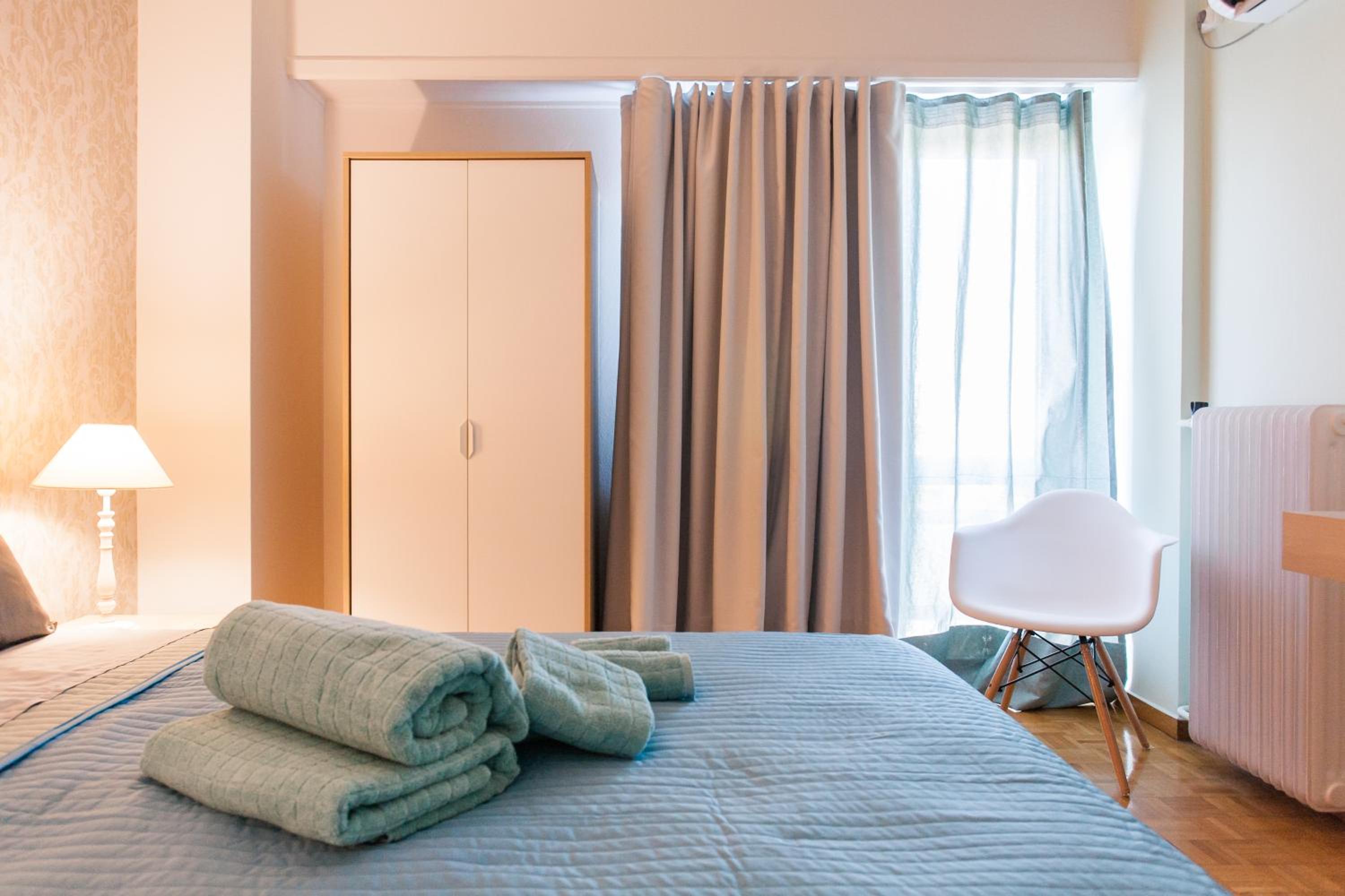 Museum of Modern Art Rooms in apartment, next to metro Suggrou Fix, walk to Acropolis