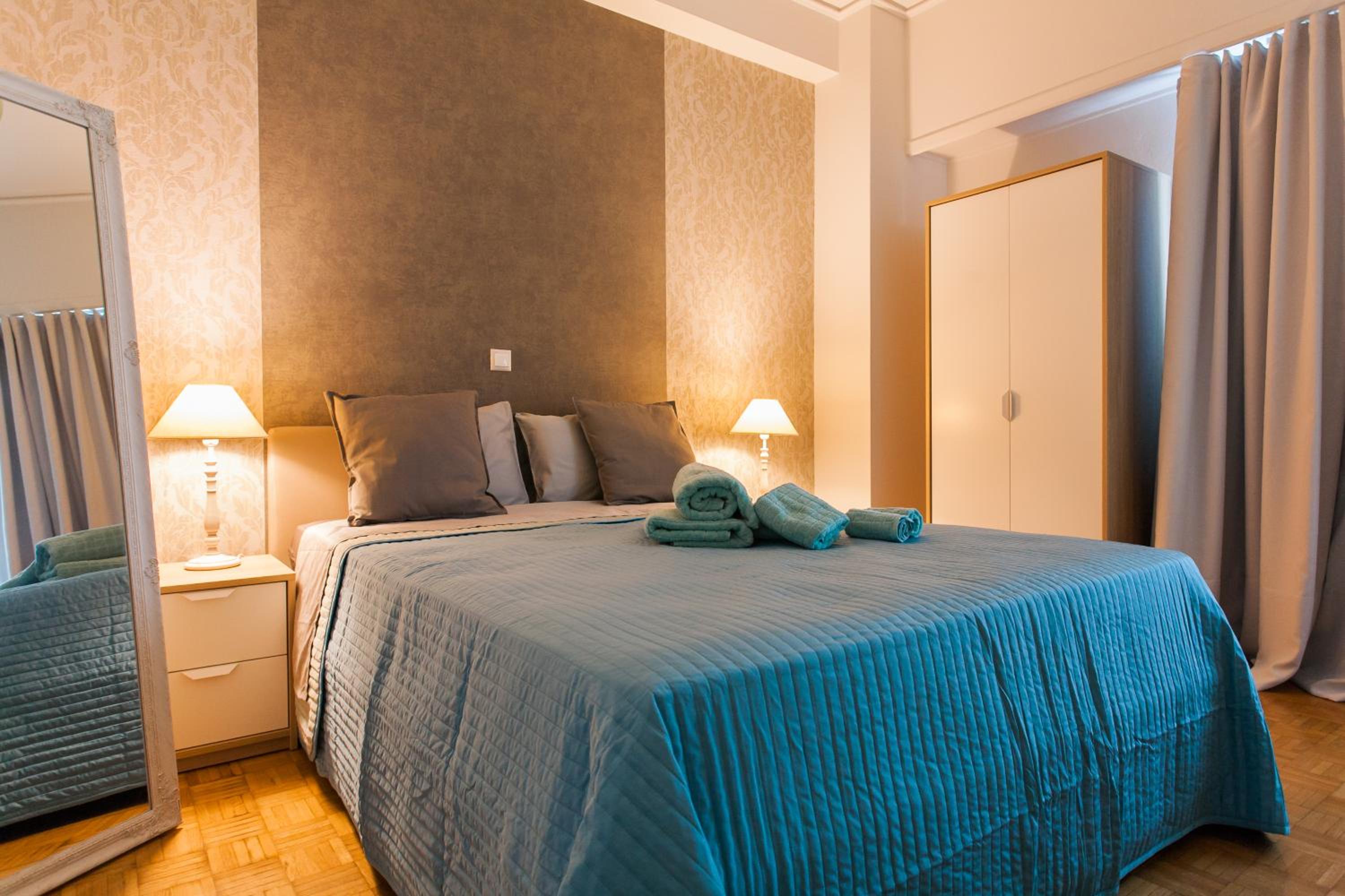 Museum of Modern Art Rooms in apartment, next to metro Suggrou Fix, walk to Acropolis