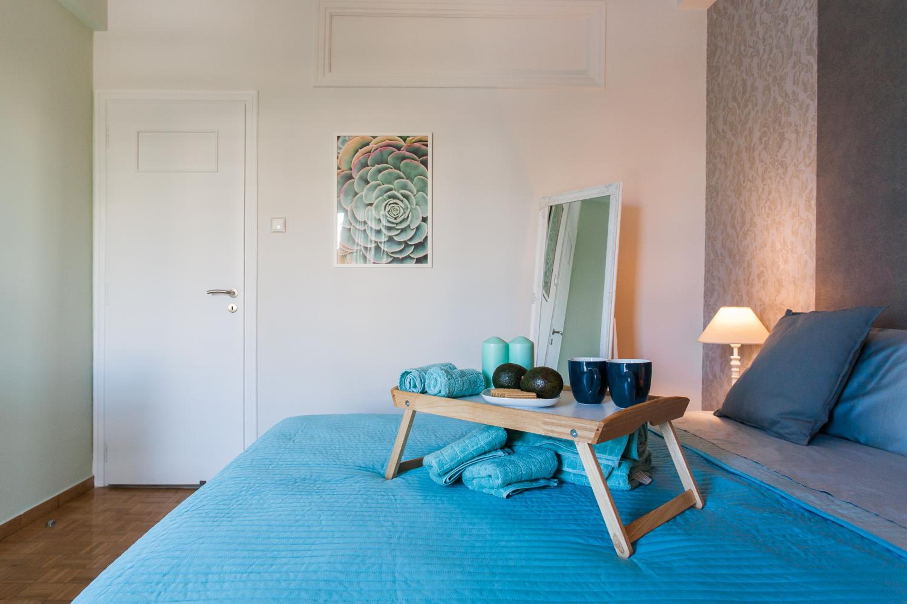 Museum of Modern Art Rooms in apartment, next to metro Suggrou Fix, walk to Acropolis