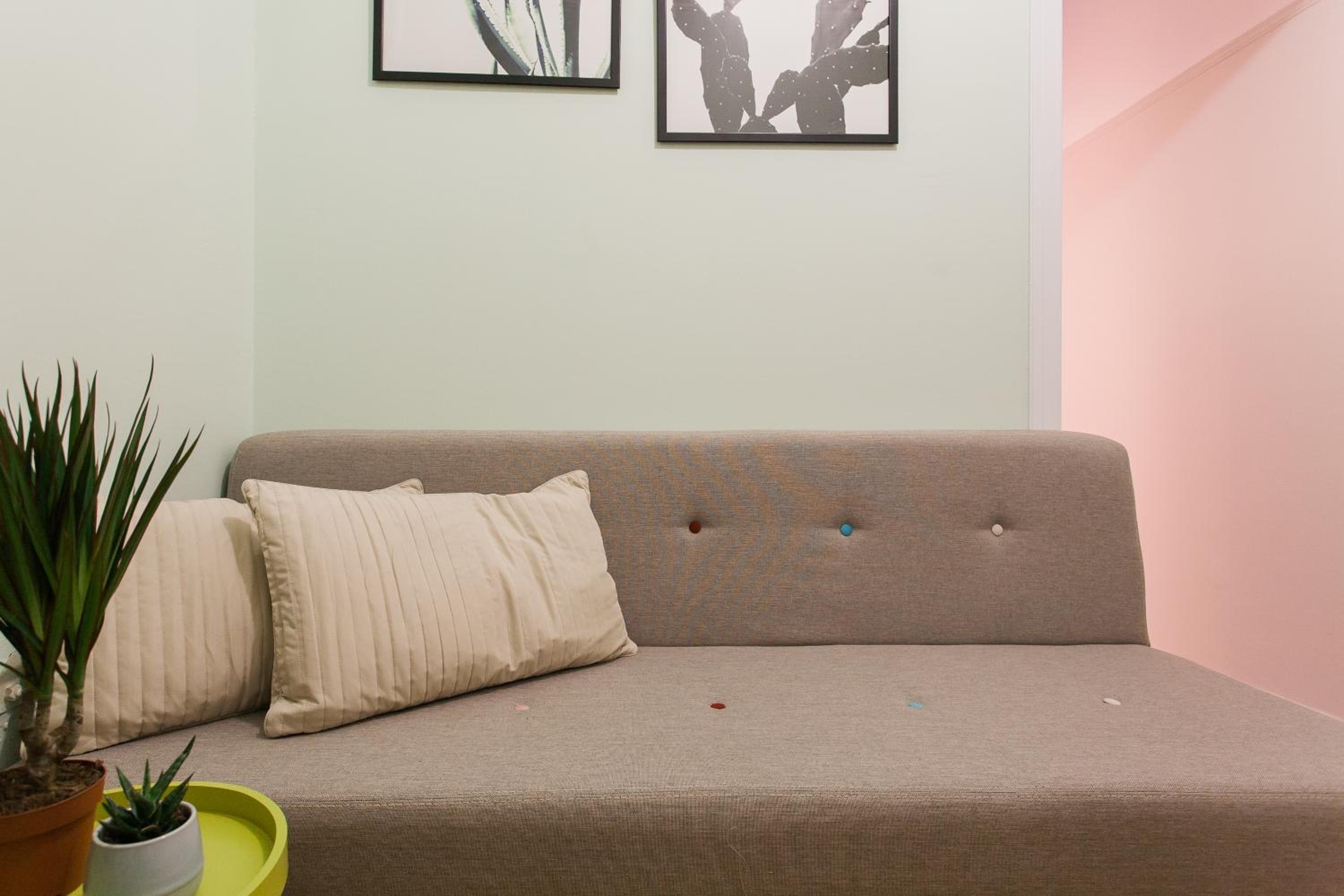 Museum of Modern Art Rooms in apartment, next to metro Suggrou Fix, walk to Acropolis